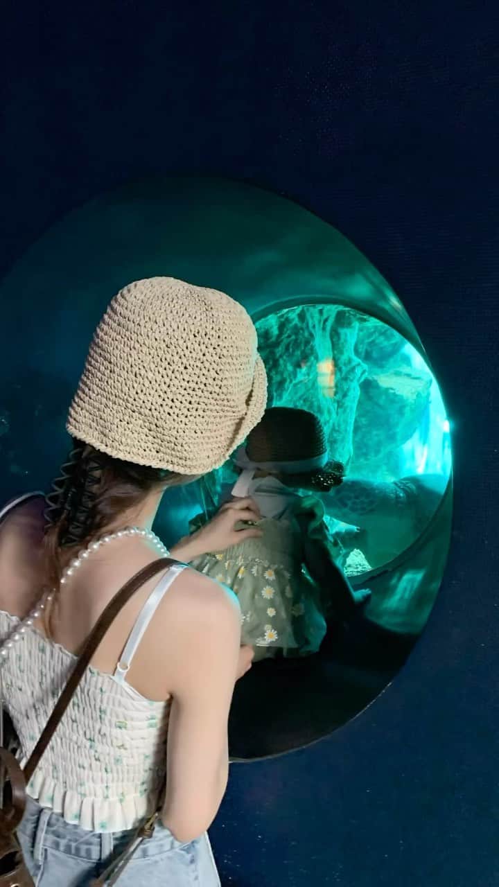 なつぴぴのインスタグラム：「遊覧船に乗って、箱根園の水族館に行ってきました🐠 ゲージに入ってればわんこも一緒に行ける貴重な水族館🐾 . 沈没船が見られたり、アシカショーなんかも有名みたい！ （ペット連れは入れませんでした😭） . また行きたいな💭 . . . . . . . #箱根園 #箱根園水族館 #水族館 #水族館デビュー #8ヶ月ベビー #女の子ママ #女の子ベビー #ベビー服 #ベビーコーデ #ベビーコーデ女の子 #赤ちゃん #赤ちゃんのいる生活 #赤ちゃんコーデ #ペット可 #ままコーデ #箱根」