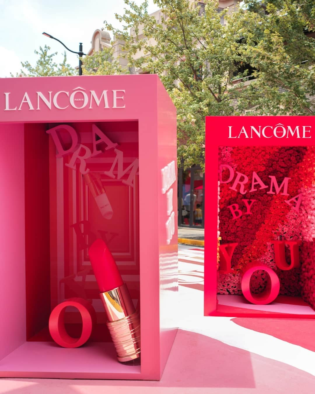 Lancôme Officialさんのインスタグラム写真 - (Lancôme OfficialInstagram)「Lancôme Drama Street, Shanghai, China. Our latest L’Absolu Rouge Drama Matte campaign took to the streets of Shanghai and Hangzhou for a complete takeover, unveiling dramatic shades and an immersive experience like no other. Guests and visitors indulged in a unique adventure, re-discovering Lancôme’s iconic lipstick through interactive booths and tailored experiences. #Lancome #LAbsoluRouge #Makeup #Shanghai」8月22日 18時10分 - lancomeofficial