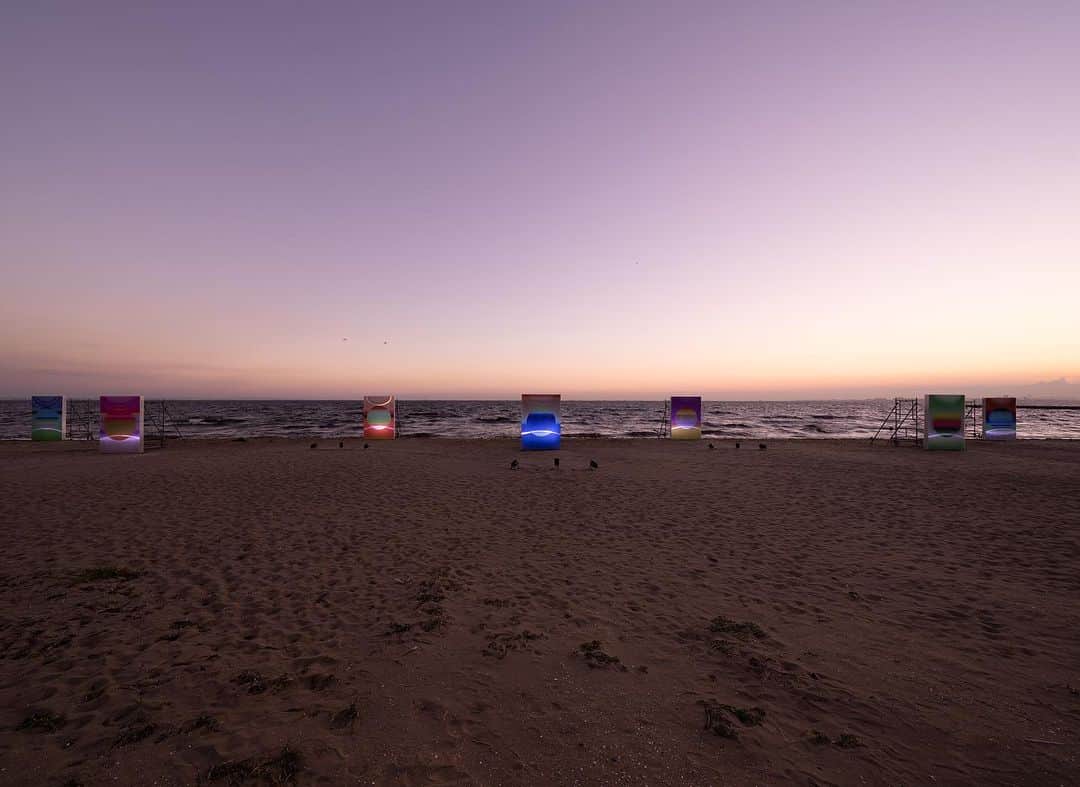 YOSHIROTTENさんのインスタグラム写真 - (YOSHIROTTENInstagram)「SUN BEACH  海と浜の境界である汀に80メートルの展示をしました 波の音と空の変化とともに 〜〜〜〜〜」8月22日 18時21分 - yoshirotten
