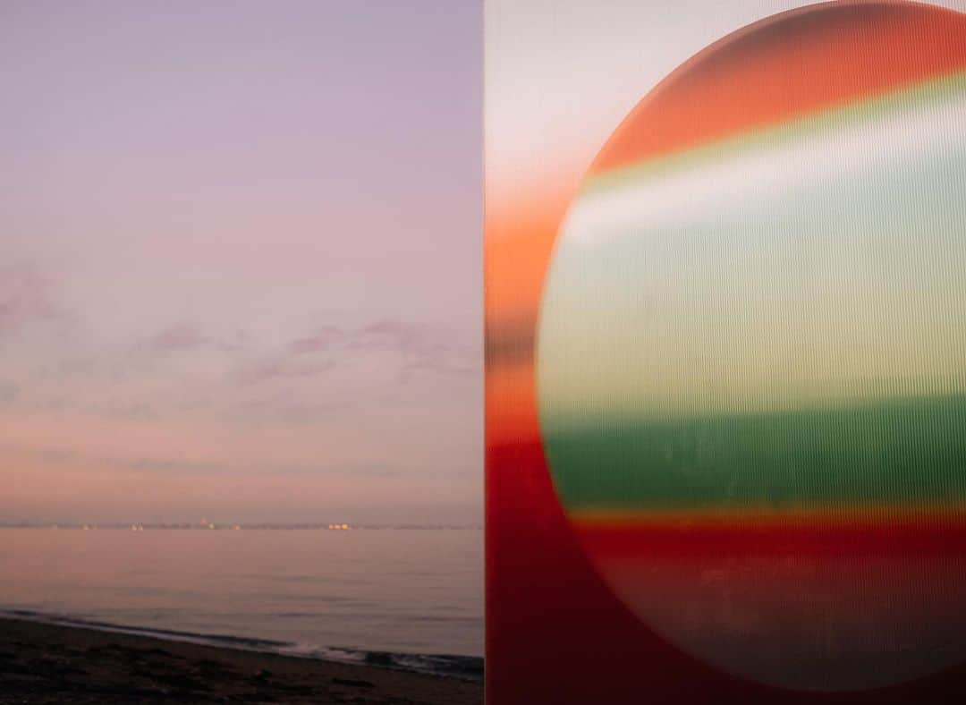 YOSHIROTTENさんのインスタグラム写真 - (YOSHIROTTENInstagram)「SUN BEACH  海と浜の境界である汀に80メートルの展示をしました 波の音と空の変化とともに 〜〜〜〜〜」8月22日 18時21分 - yoshirotten