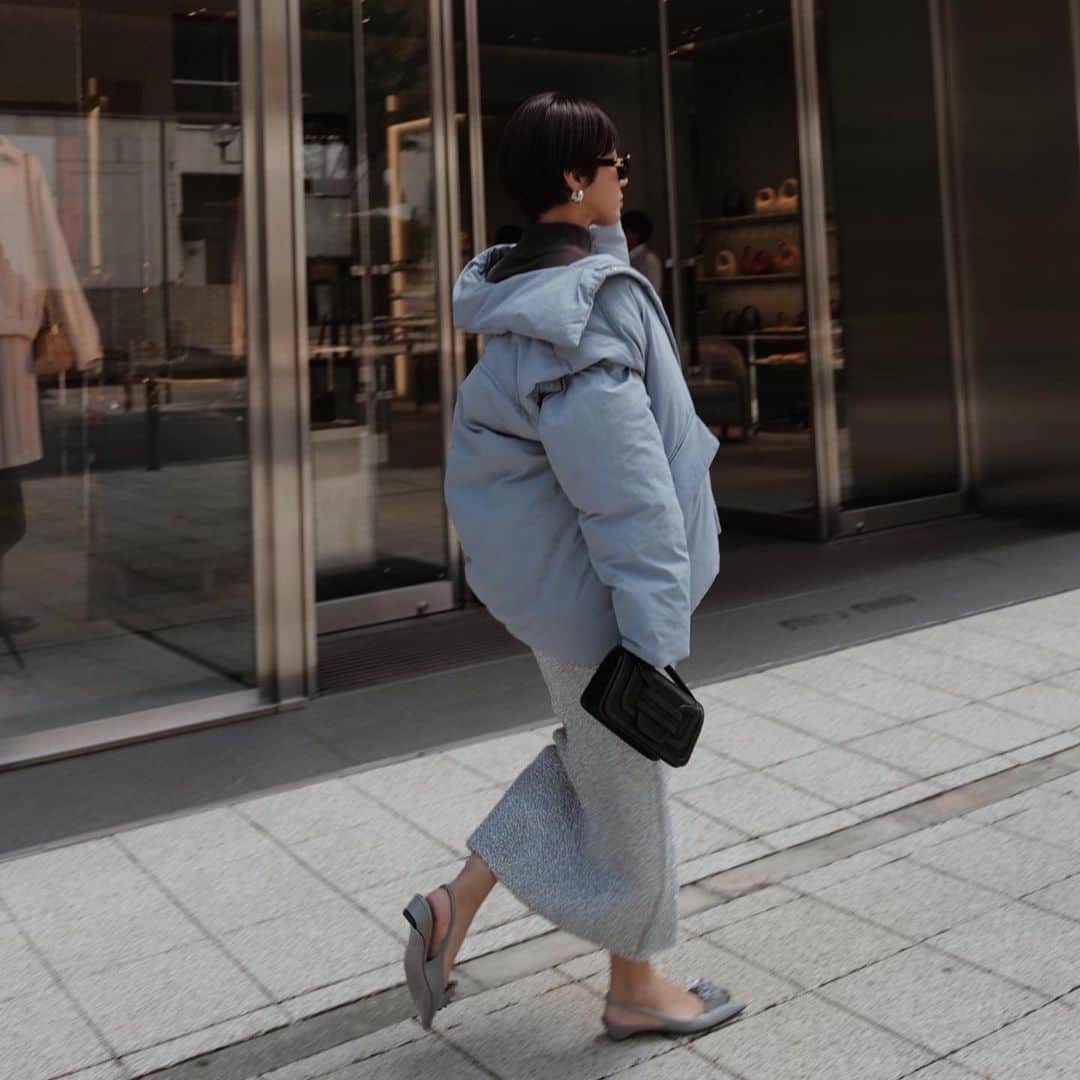 正中雅子のインスタグラム：「🩵🩵🩵  金曜日から始まるouter pre order⛄️ どれも良くて🤤POSTするか悩みまくったけど今シーズン、グレー推しのMACHATTの差し色として作ったライトブルーの2WAY発熱中綿コートから🩵  サスティナブルな再生ポリエステルを使用した高機能中綿素材を使用してて 軽くてめちゃくちゃ温かいこのアウター！！  表面の素材は表情がありややマットめなのがカジュアルすぎず羽織れます！！  そしてなんと2wayでベストにもなるんです🥺🫶☞6枚目から！  他にもおすすめポイント盛り沢山なのは動画にて🫶  outer pre order 8.25 fri 12:00---8.28 mon 23:59  @machatt_  @machatt_staff_styling   #MACHATT#masaco服 #fashion#styling#outerstyle #mamafashion #アウターコーデ」