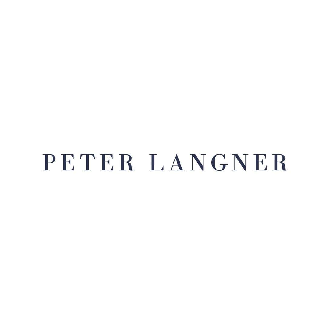 Authentique Authentiqueのインスタグラム：「.  PETER LANGNER @peterlangner   ドイツ出身のデザイナー、ピーターラングナーが パリに渡りディオールなど 錚々たるオートクチュールメゾンにて 腕を磨いたのち、イタリアで独立。  パタンナーからキャリアをスタートさせた彼のドレスは、 卓越したパターンメイキングに定評があります。 現在は世界20ヵ国以上で展開しており、 日本のマーケットも熟知していることから、 Authentiqueでは、日本人の嗜好に合わせた 上品なドレスを豊富にお取り扱いしています。  Dress:PETER LANGNER  #authentique #authentique_dress  #オーセンティック銀座 #オーセンティック横浜 #オークラ花嫁  #ロイパ花嫁」