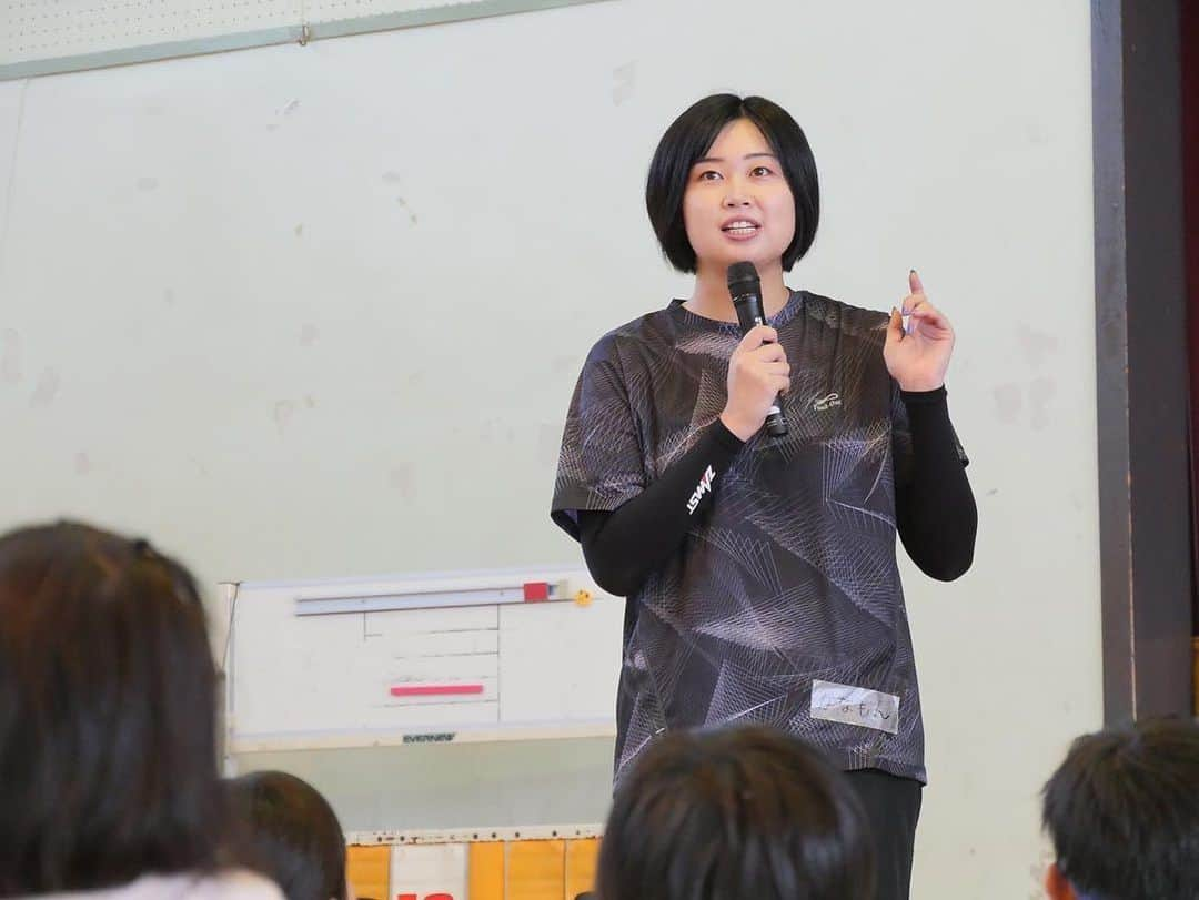 下平夏奈さんのインスタグラム写真 - (下平夏奈Instagram)「昨年に引き続き『日野市夏休みわくわく学習術』アスリート体験教室を担当させていただきました。  講師は、一昨年までバレーボール選手として活動し、 チームの主将を務めていた 芳賀 舞波 さん！ (@_maiha.15_ )  イベントを開催するにあたり、 日野市中央公民館の方と打ち合わせを行い準備を進めました。  企画からイベント当日まで。 "バレーボールを通して、子どもたちが楽しく身体を動かすには、どんなことが必要なのか？ じっくり内容を考えました。  実際に現場で子どもたちと触れ合い、 楽しそうな姿を間近で見れたこと、 バレーボール初心者の児童が上達する姿に 私たちもやりがいを感じました！  講師の芳賀選手、当日の撮影や色んな面でサポートしてくれた @tanakahikaru11.dogowner 。 今回、このような機会をつくってくださった小川さん。  本当にありがとうございます✨  今後も関東地方を中心に、 年齢を問わずスポーツを通して 学びや体験ができる機会を増やしていきたいと思います！  参加してくれた児童のみなさん、 日野市中央公民館の職員のみなさん ありがとうございました✨  #バレーボール #バレーボール体験 #体験学習 #ひのっこ #日野市 #日野市公民館 #zamst #volleyball  #アスリート #セカンドキャリア #バレーボール教室」8月22日 18時15分 - kana0412.sss