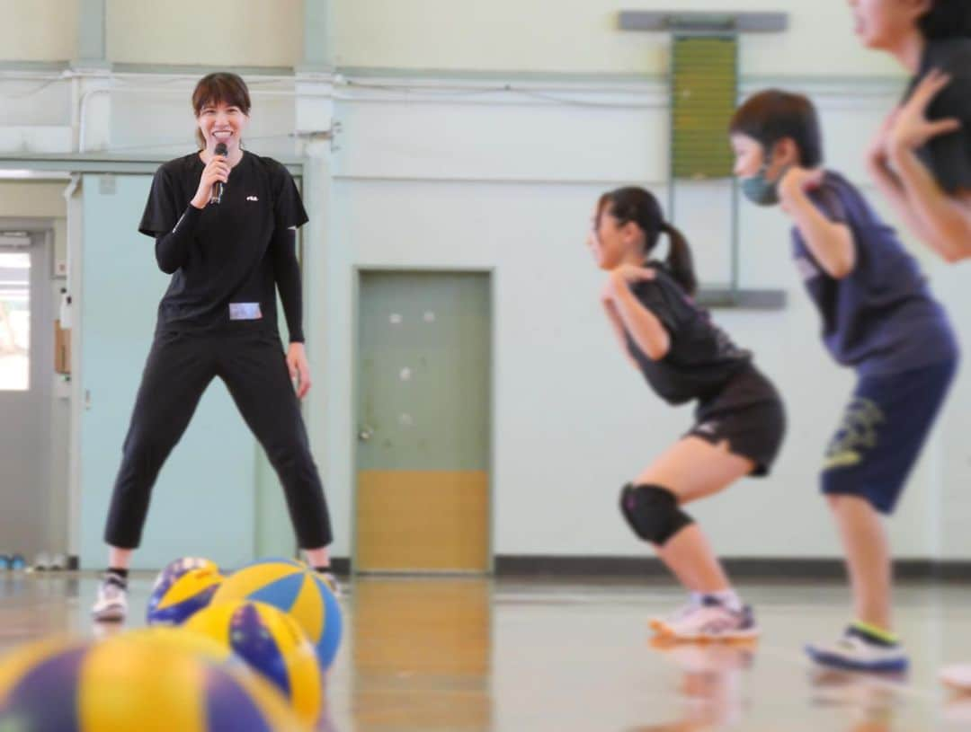 下平夏奈さんのインスタグラム写真 - (下平夏奈Instagram)「昨年に引き続き『日野市夏休みわくわく学習術』アスリート体験教室を担当させていただきました。  講師は、一昨年までバレーボール選手として活動し、 チームの主将を務めていた 芳賀 舞波 さん！ (@_maiha.15_ )  イベントを開催するにあたり、 日野市中央公民館の方と打ち合わせを行い準備を進めました。  企画からイベント当日まで。 "バレーボールを通して、子どもたちが楽しく身体を動かすには、どんなことが必要なのか？ じっくり内容を考えました。  実際に現場で子どもたちと触れ合い、 楽しそうな姿を間近で見れたこと、 バレーボール初心者の児童が上達する姿に 私たちもやりがいを感じました！  講師の芳賀選手、当日の撮影や色んな面でサポートしてくれた @tanakahikaru11.dogowner 。 今回、このような機会をつくってくださった小川さん。  本当にありがとうございます✨  今後も関東地方を中心に、 年齢を問わずスポーツを通して 学びや体験ができる機会を増やしていきたいと思います！  参加してくれた児童のみなさん、 日野市中央公民館の職員のみなさん ありがとうございました✨  #バレーボール #バレーボール体験 #体験学習 #ひのっこ #日野市 #日野市公民館 #zamst #volleyball  #アスリート #セカンドキャリア #バレーボール教室」8月22日 18時15分 - kana0412.sss