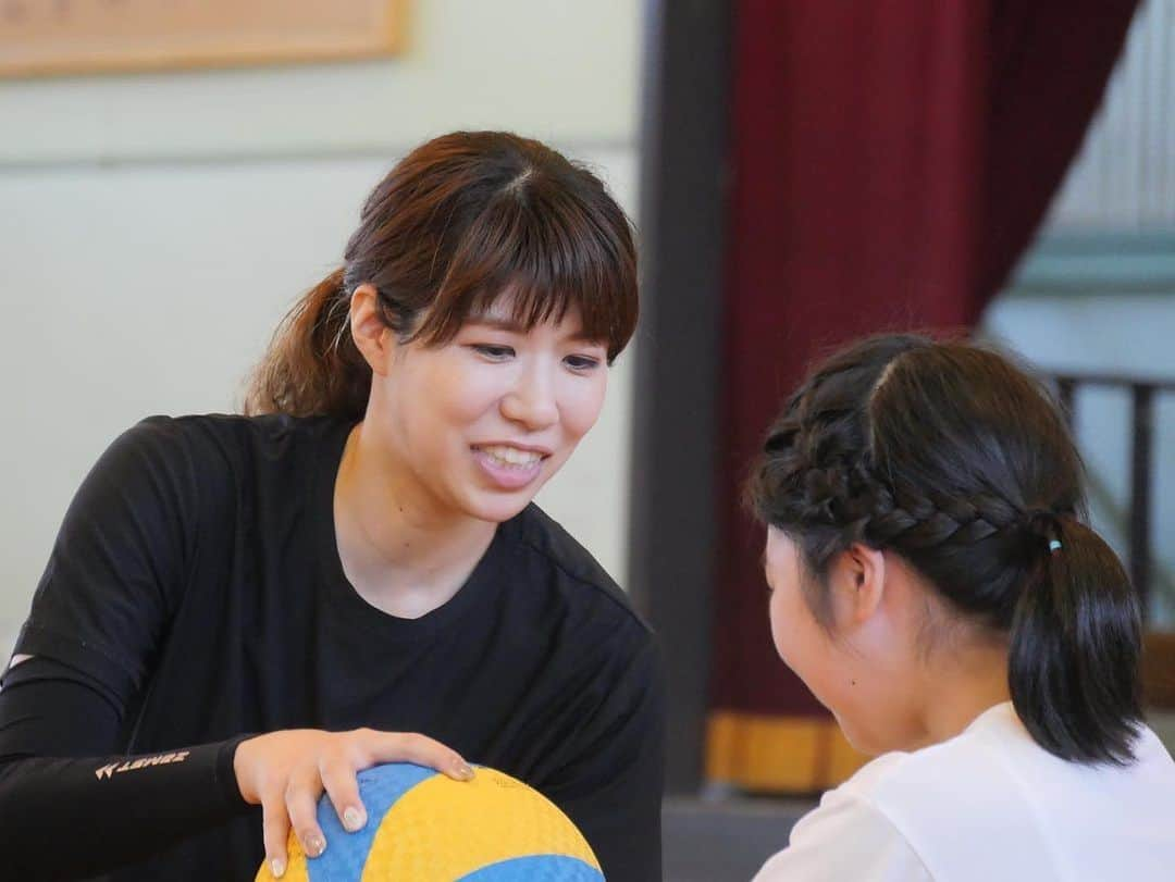 下平夏奈さんのインスタグラム写真 - (下平夏奈Instagram)「昨年に引き続き『日野市夏休みわくわく学習術』アスリート体験教室を担当させていただきました。  講師は、一昨年までバレーボール選手として活動し、 チームの主将を務めていた 芳賀 舞波 さん！ (@_maiha.15_ )  イベントを開催するにあたり、 日野市中央公民館の方と打ち合わせを行い準備を進めました。  企画からイベント当日まで。 "バレーボールを通して、子どもたちが楽しく身体を動かすには、どんなことが必要なのか？ じっくり内容を考えました。  実際に現場で子どもたちと触れ合い、 楽しそうな姿を間近で見れたこと、 バレーボール初心者の児童が上達する姿に 私たちもやりがいを感じました！  講師の芳賀選手、当日の撮影や色んな面でサポートしてくれた @tanakahikaru11.dogowner 。 今回、このような機会をつくってくださった小川さん。  本当にありがとうございます✨  今後も関東地方を中心に、 年齢を問わずスポーツを通して 学びや体験ができる機会を増やしていきたいと思います！  参加してくれた児童のみなさん、 日野市中央公民館の職員のみなさん ありがとうございました✨  #バレーボール #バレーボール体験 #体験学習 #ひのっこ #日野市 #日野市公民館 #zamst #volleyball  #アスリート #セカンドキャリア #バレーボール教室」8月22日 18時15分 - kana0412.sss