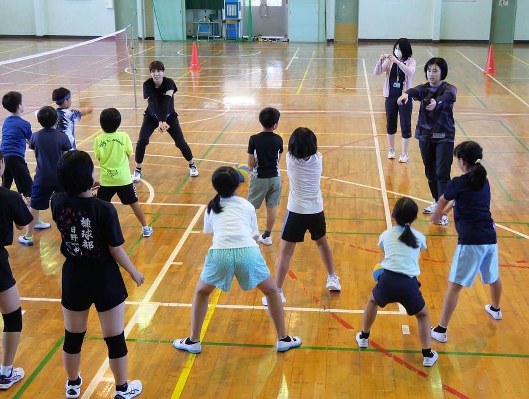 下平夏奈さんのインスタグラム写真 - (下平夏奈Instagram)「昨年に引き続き『日野市夏休みわくわく学習術』アスリート体験教室を担当させていただきました。  講師は、一昨年までバレーボール選手として活動し、 チームの主将を務めていた 芳賀 舞波 さん！ (@_maiha.15_ )  イベントを開催するにあたり、 日野市中央公民館の方と打ち合わせを行い準備を進めました。  企画からイベント当日まで。 "バレーボールを通して、子どもたちが楽しく身体を動かすには、どんなことが必要なのか？ じっくり内容を考えました。  実際に現場で子どもたちと触れ合い、 楽しそうな姿を間近で見れたこと、 バレーボール初心者の児童が上達する姿に 私たちもやりがいを感じました！  講師の芳賀選手、当日の撮影や色んな面でサポートしてくれた @tanakahikaru11.dogowner 。 今回、このような機会をつくってくださった小川さん。  本当にありがとうございます✨  今後も関東地方を中心に、 年齢を問わずスポーツを通して 学びや体験ができる機会を増やしていきたいと思います！  参加してくれた児童のみなさん、 日野市中央公民館の職員のみなさん ありがとうございました✨  #バレーボール #バレーボール体験 #体験学習 #ひのっこ #日野市 #日野市公民館 #zamst #volleyball  #アスリート #セカンドキャリア #バレーボール教室」8月22日 18時15分 - kana0412.sss