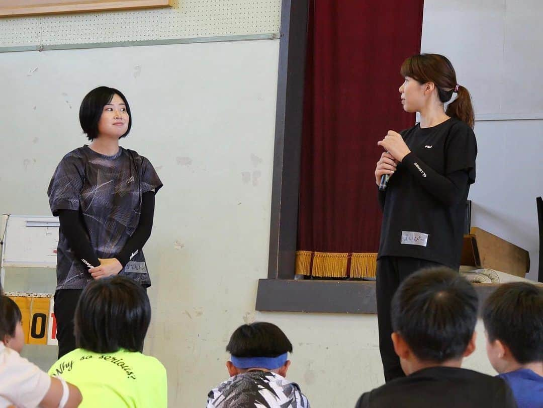 下平夏奈さんのインスタグラム写真 - (下平夏奈Instagram)「昨年に引き続き『日野市夏休みわくわく学習術』アスリート体験教室を担当させていただきました。  講師は、一昨年までバレーボール選手として活動し、 チームの主将を務めていた 芳賀 舞波 さん！ (@_maiha.15_ )  イベントを開催するにあたり、 日野市中央公民館の方と打ち合わせを行い準備を進めました。  企画からイベント当日まで。 "バレーボールを通して、子どもたちが楽しく身体を動かすには、どんなことが必要なのか？ じっくり内容を考えました。  実際に現場で子どもたちと触れ合い、 楽しそうな姿を間近で見れたこと、 バレーボール初心者の児童が上達する姿に 私たちもやりがいを感じました！  講師の芳賀選手、当日の撮影や色んな面でサポートしてくれた @tanakahikaru11.dogowner 。 今回、このような機会をつくってくださった小川さん。  本当にありがとうございます✨  今後も関東地方を中心に、 年齢を問わずスポーツを通して 学びや体験ができる機会を増やしていきたいと思います！  参加してくれた児童のみなさん、 日野市中央公民館の職員のみなさん ありがとうございました✨  #バレーボール #バレーボール体験 #体験学習 #ひのっこ #日野市 #日野市公民館 #zamst #volleyball  #アスリート #セカンドキャリア #バレーボール教室」8月22日 18時15分 - kana0412.sss