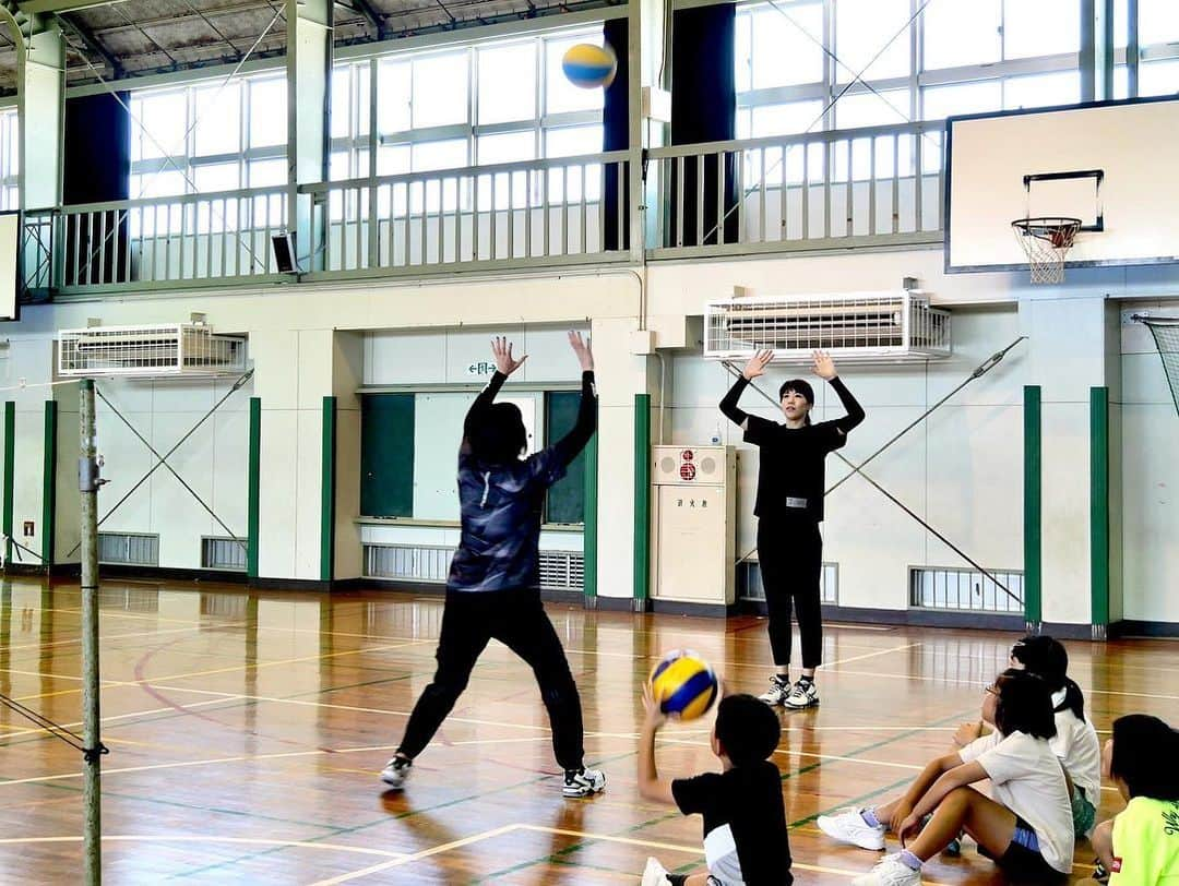 下平夏奈さんのインスタグラム写真 - (下平夏奈Instagram)「昨年に引き続き『日野市夏休みわくわく学習術』アスリート体験教室を担当させていただきました。  講師は、一昨年までバレーボール選手として活動し、 チームの主将を務めていた 芳賀 舞波 さん！ (@_maiha.15_ )  イベントを開催するにあたり、 日野市中央公民館の方と打ち合わせを行い準備を進めました。  企画からイベント当日まで。 "バレーボールを通して、子どもたちが楽しく身体を動かすには、どんなことが必要なのか？ じっくり内容を考えました。  実際に現場で子どもたちと触れ合い、 楽しそうな姿を間近で見れたこと、 バレーボール初心者の児童が上達する姿に 私たちもやりがいを感じました！  講師の芳賀選手、当日の撮影や色んな面でサポートしてくれた @tanakahikaru11.dogowner 。 今回、このような機会をつくってくださった小川さん。  本当にありがとうございます✨  今後も関東地方を中心に、 年齢を問わずスポーツを通して 学びや体験ができる機会を増やしていきたいと思います！  参加してくれた児童のみなさん、 日野市中央公民館の職員のみなさん ありがとうございました✨  #バレーボール #バレーボール体験 #体験学習 #ひのっこ #日野市 #日野市公民館 #zamst #volleyball  #アスリート #セカンドキャリア #バレーボール教室」8月22日 18時15分 - kana0412.sss