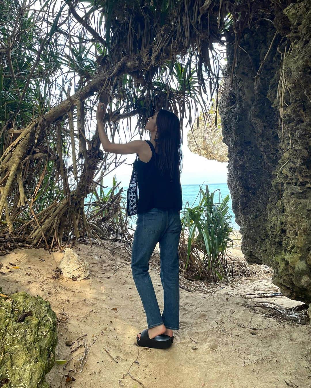 木下ココさんのインスタグラム写真 - (木下ココInstagram)「生い茂る南国の植物に、 ごつごつと荒々しい岩肌🌴🌴🪨 ・ 普段見れない景色を沢山見れたけど、 この旅でずっと近くて遠かった海。 ・ 砂浜までは辿り着けたけど、入ることが出来なかった海にまたいつかみんなで来たいな😌♡ ・ ・ ・ #大人百花 #撮影 #お疲れ様でした #okinawa #沖縄 #南国 #オフショット #木下ココ」8月22日 18時17分 - cocot_chan
