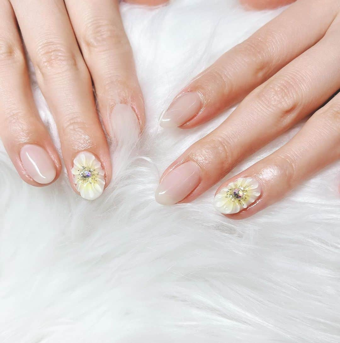 岡田ゆり子さんのインスタグラム写真 - (岡田ゆり子Instagram)「🌼🌼🌼  New nail🤍 イエロー新鮮でかわいい🌼  ネイルしてもらいながら ハイパーナイフ受けてきたんだけど すぐ見てわかるくらい横顔がスッキリしてびっくり！  また次回もお願いしよっと🥰  ◎ハイパーナイフとネイルは セットだとお手頃価格になるみたいだからチェックしてみてね🥺✨  【ETOILE BEAUTY】 エトワールビューティー 日比谷線恵比寿駅　徒歩1分  #nail #newnails  #ジェルネイル #シンプルネイル #オフィスネイル #フラワーネイル  #夏ネイル #ヌーディーネイル  #ハイフ #ハイパーナイフ #エステ #エトワールビューティー  #恵比寿 #ETOILEBEAUTY」8月22日 18時17分 - yyy__0520