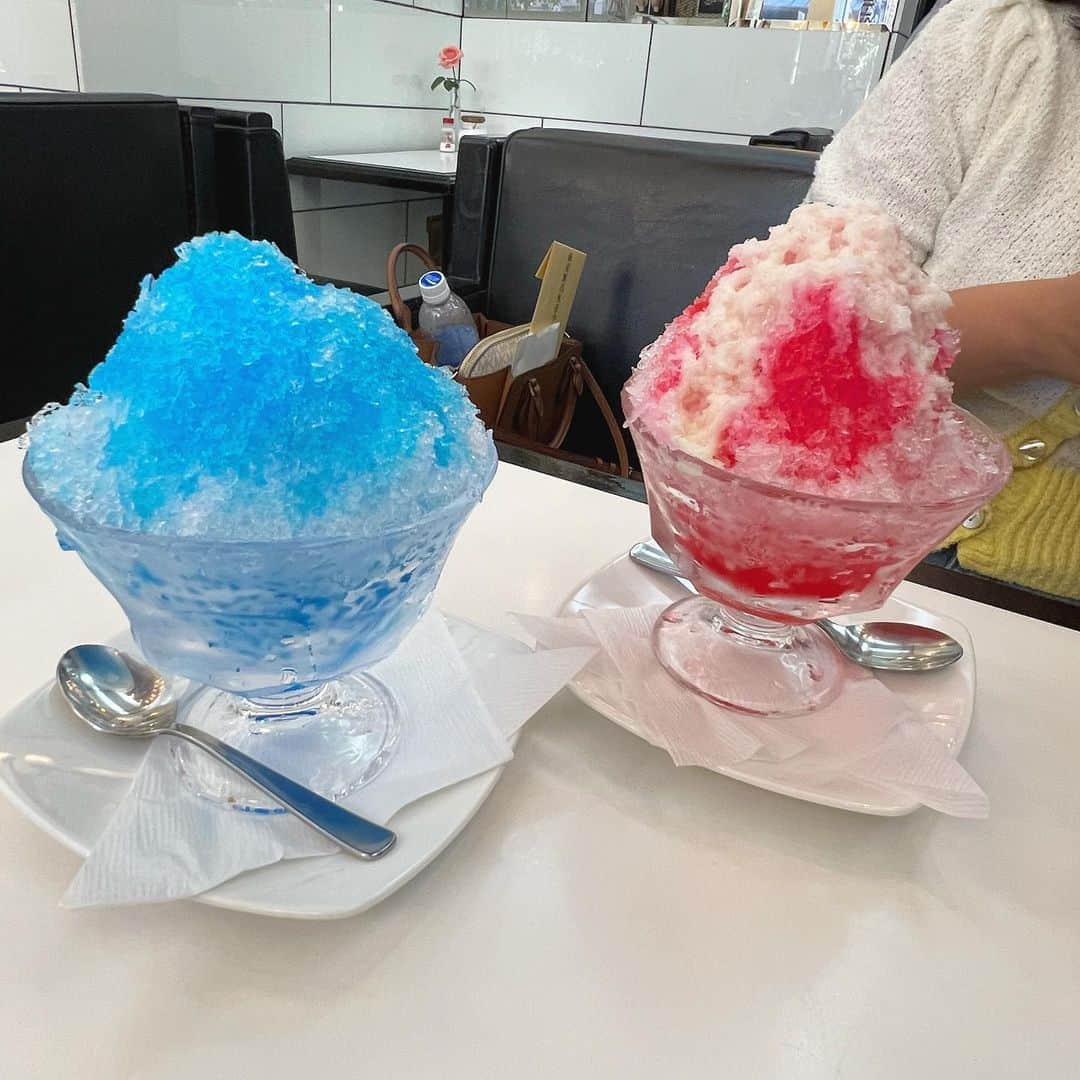 ちょこばななさんのインスタグラム写真 - (ちょこばななInstagram)「今年初かき氷食べた🧊🩵 . 浅草寺でおみくじ引いたらリトルが凶引いてたし私も末小吉で2人とも微妙🫠💤 だけど末小吉って3%しか入ってないんだって！笑 逆に強運かもしれない！笑 . そのあと近くの喫茶店でかき氷食べた🫶流行りのふわふわかき氷とかフルーツたくさんのってたりするのも美味しいけど、やっぱり氷ガリガリのスタンダードなのが好きだなー！！！ . #浅草#浅草グルメ#浅草食べ歩き#浅草カフェ#かき氷#selfie#ootd#데일리#좋아요#셀카#셀스타그램#셀피#shein#jeanasis#148cm#ぽっちゃりコーデ#y2k#浅草寺#プチプラコーデ」8月22日 18時18分 - choco8787banana