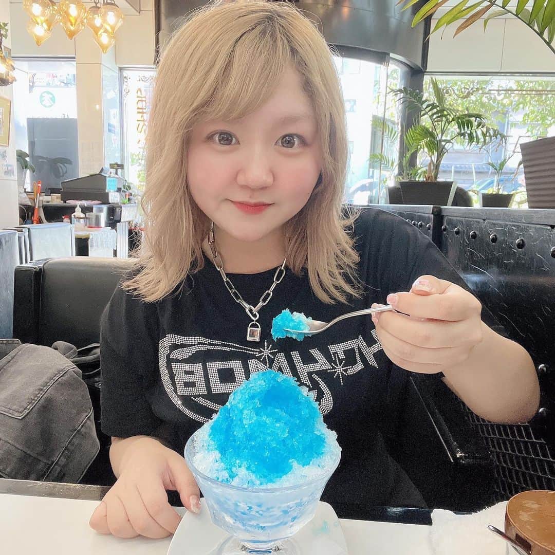 ちょこばななさんのインスタグラム写真 - (ちょこばななInstagram)「今年初かき氷食べた🧊🩵 . 浅草寺でおみくじ引いたらリトルが凶引いてたし私も末小吉で2人とも微妙🫠💤 だけど末小吉って3%しか入ってないんだって！笑 逆に強運かもしれない！笑 . そのあと近くの喫茶店でかき氷食べた🫶流行りのふわふわかき氷とかフルーツたくさんのってたりするのも美味しいけど、やっぱり氷ガリガリのスタンダードなのが好きだなー！！！ . #浅草#浅草グルメ#浅草食べ歩き#浅草カフェ#かき氷#selfie#ootd#데일리#좋아요#셀카#셀스타그램#셀피#shein#jeanasis#148cm#ぽっちゃりコーデ#y2k#浅草寺#プチプラコーデ」8月22日 18時18分 - choco8787banana