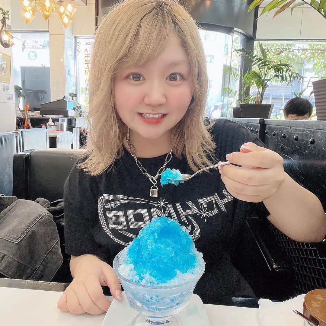 ちょこばななさんのインスタグラム写真 - (ちょこばななInstagram)「今年初かき氷食べた🧊🩵 . 浅草寺でおみくじ引いたらリトルが凶引いてたし私も末小吉で2人とも微妙🫠💤 だけど末小吉って3%しか入ってないんだって！笑 逆に強運かもしれない！笑 . そのあと近くの喫茶店でかき氷食べた🫶流行りのふわふわかき氷とかフルーツたくさんのってたりするのも美味しいけど、やっぱり氷ガリガリのスタンダードなのが好きだなー！！！ . #浅草#浅草グルメ#浅草食べ歩き#浅草カフェ#かき氷#selfie#ootd#데일리#좋아요#셀카#셀스타그램#셀피#shein#jeanasis#148cm#ぽっちゃりコーデ#y2k#浅草寺#プチプラコーデ」8月22日 18時18分 - choco8787banana