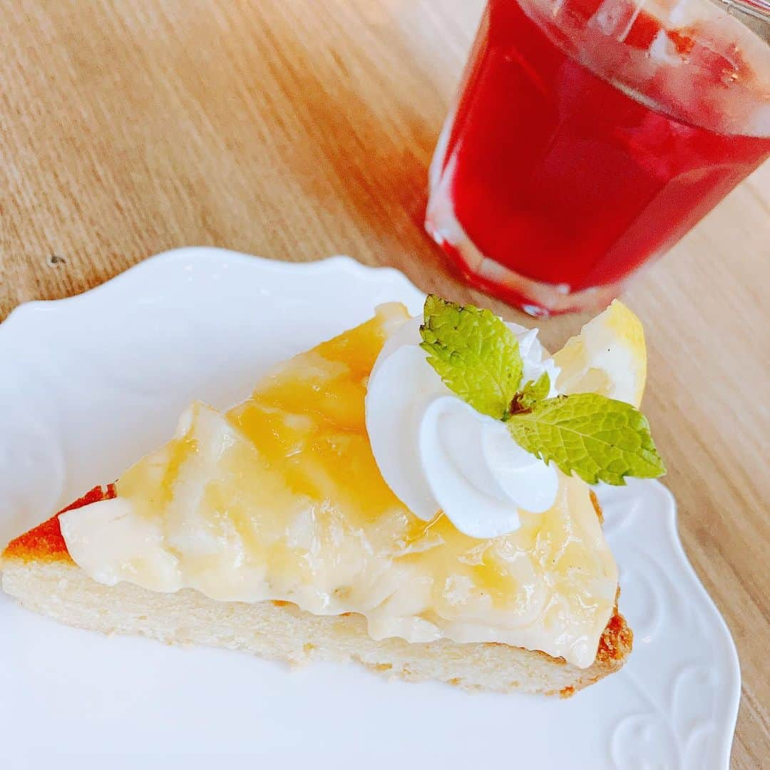 藤原絵里のインスタグラム：「・ ご馳走さまでした🍋 ・ #レモンタルト #カフェオアシス」