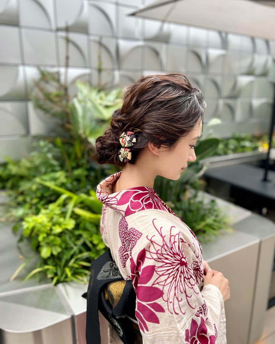 青木英李さんのインスタグラム写真 - (青木英李Instagram)「いつかの浴衣髪♡♡♡  無造作ヘアアレンジを素敵に仕上げてくれる  @ayu_haiji__516 さんにお願いしました🎐  １日歩き回っていたのにほとんど崩れなくて👏☺️✨  #浴衣 #和装 #お祭り #ヘアアレンジ #浴衣ヘア #和装ヘア #浴衣ヘアアレンジ #アップヘア #アップスタイル」8月22日 18時31分 - eriaoki_official