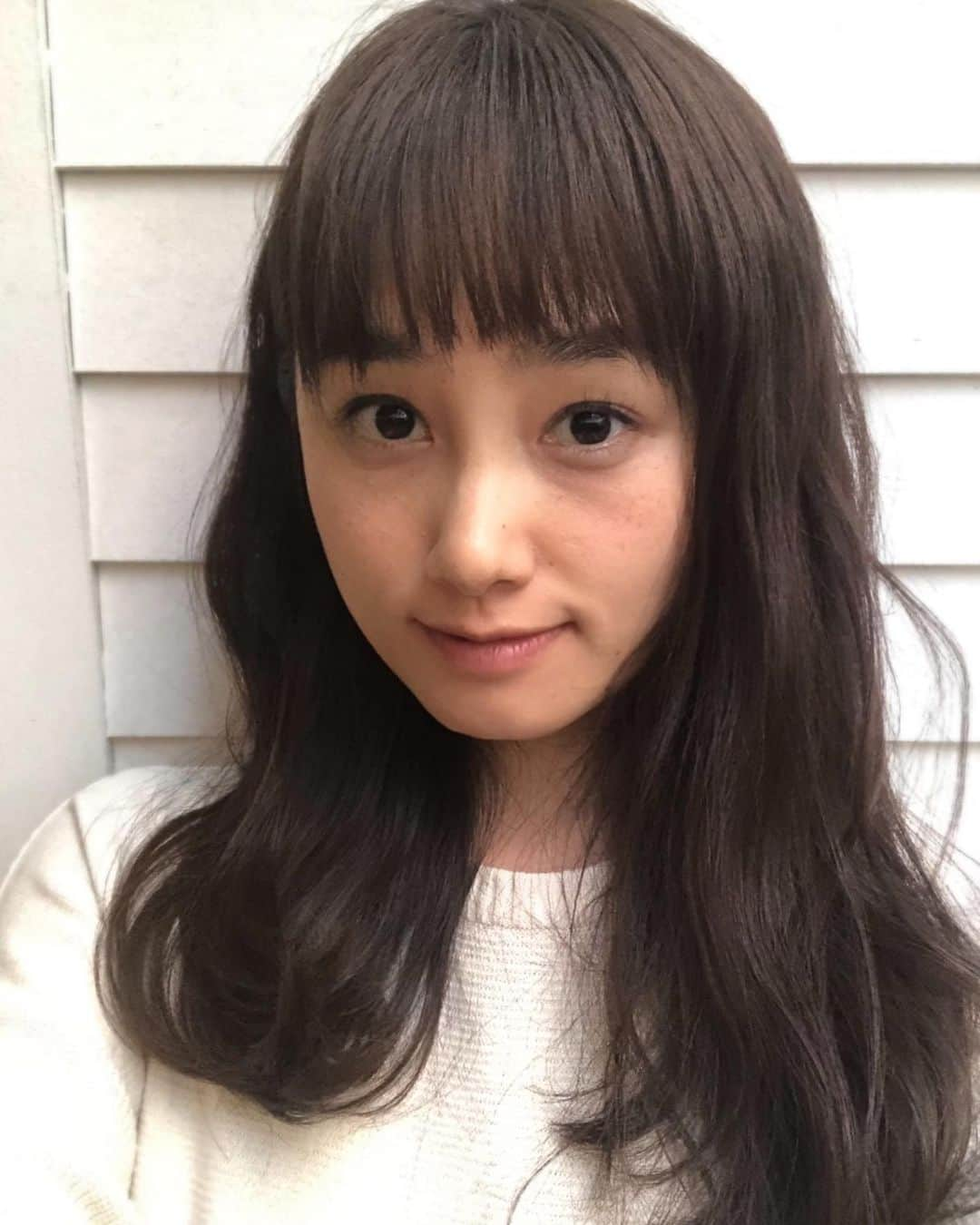 野村日香理さんのインスタグラム写真 - (野村日香理Instagram)「お仕事メイク💄 監督さんのご希望ですっぴん風のナチュラルヘア＆メイクにしていただきました。 順調にそばかす（しみ?）ふえてます。 ありがとうございました♪☺️  #ナチュラル#ゆるふわ#ありがとうございました#楽しかった#ヘアメイク#まゆげ#前髪#ムービー#🎥#shooting #me#japanesegirl」8月22日 18時24分 - nomura.hikari