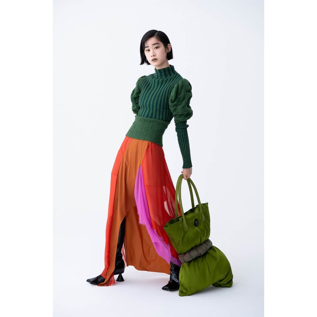 のインスタグラム：「＼唯一無二の個性を演出！パウラ カノヴァス デル ヴァス💥／  発売中の『装苑』9月号より、アザーカットを大公開！  タイトなボディと袖のふくらみがアンバランスなニットに、透け感や手触りも繊細な切り替えドレスを合わせて。シグネチャーのディアブローブーツと枕のようなバッグを持ったら、唯一無二の私のでき上がり💚  ＿＿＿＿＿＿＿＿＿＿＿＿＿ ニット￥99,000、ドレス（参考商品）￥110,000、ブーツ￥102,300、バッグ￥63,800（すべて参考価格）  photographs: Jun Tsuchiya(B.P.B.) hair & makeup: Tsukushi Tomita(TRON) model: Maru Nouchi ＿＿＿＿＿＿＿＿＿＿＿＿＿  プロフィールのURLから装苑ONLINEをチェック！ @soenonline  #装苑 #soenonline #paulacanovasdelvas」