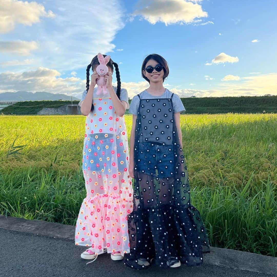 ぴよ。こぱ。さんのインスタグラム写真 - (ぴよ。こぱ。Instagram)「どっちも、めっちゃ可愛い🩷🖤 2人共めっちゃ可愛い。 2人共めっちゃ似合う。 長袖とコーデを組むのも楽しみ。 #lowrysfarm #lowrysfarmkids #pr #ジュニアコーデ #ジュニアファッション #ジュニアサイズ #中学生ファッション #中学生コーデ #zozotown #zozotown購入品 #zozo #wearista #wear更新」8月22日 18時25分 - uca.34