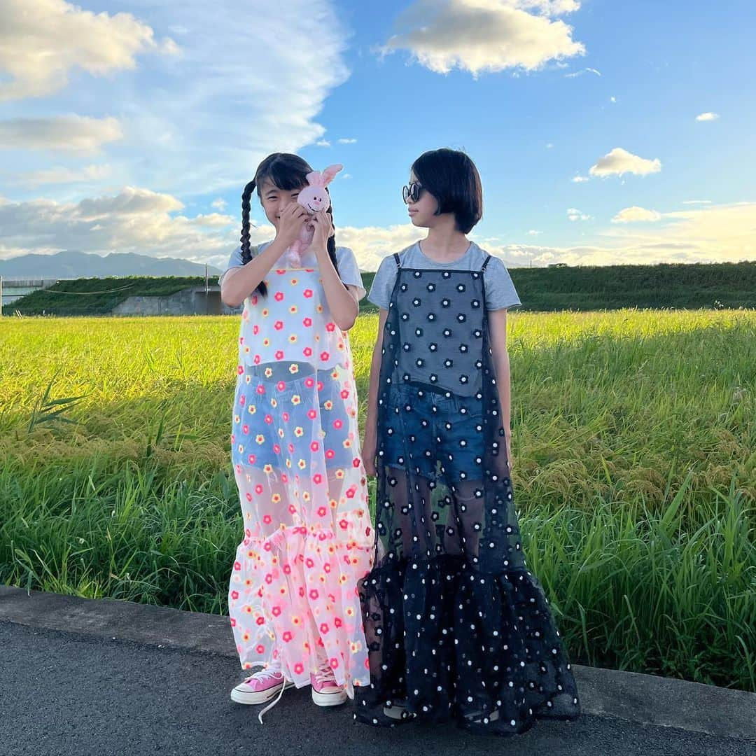 ぴよ。こぱ。さんのインスタグラム写真 - (ぴよ。こぱ。Instagram)「どっちも、めっちゃ可愛い🩷🖤 2人共めっちゃ可愛い。 2人共めっちゃ似合う。 長袖とコーデを組むのも楽しみ。 #lowrysfarm #lowrysfarmkids #pr #ジュニアコーデ #ジュニアファッション #ジュニアサイズ #中学生ファッション #中学生コーデ #zozotown #zozotown購入品 #zozo #wearista #wear更新」8月22日 18時25分 - uca.34