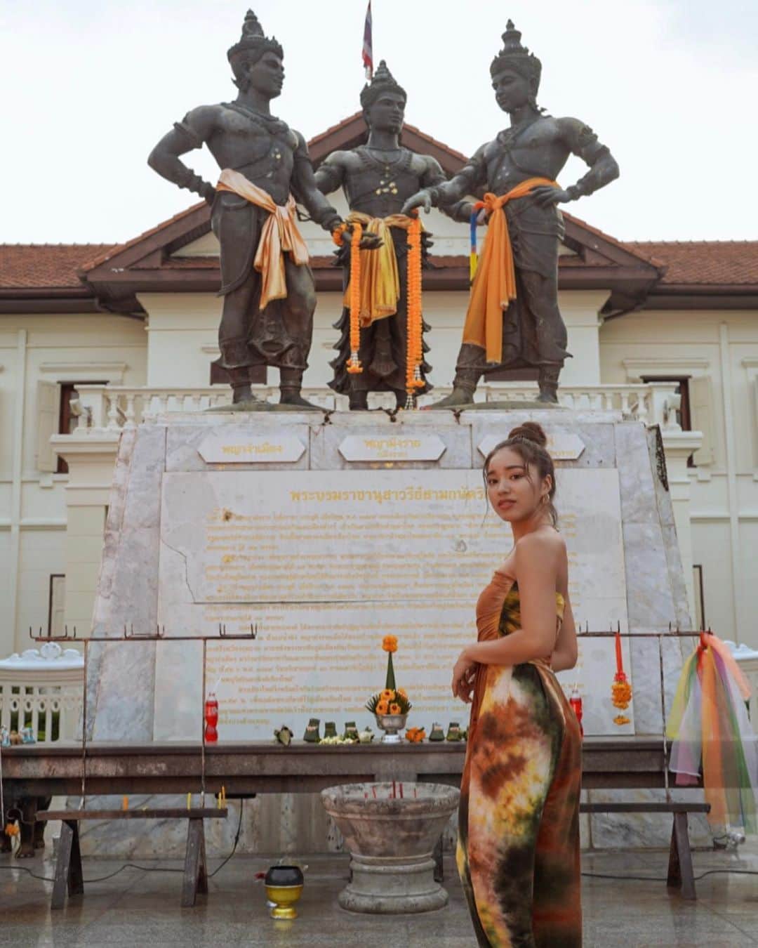 羽石杏奈さんのインスタグラム写真 - (羽石杏奈Instagram)「Some shots from my Chiang Mai trip.. 🇹🇭💫  タイ北部にある第二の都市、チェンマイ。 食や建築、工芸や方言など”ラーンナー文化”と呼ばれる タイ北部独自の文化、伝統が今も育まれているんだって✴︎ 約9年ぶりに訪れたチェンマイはすごく進化していて でも”タイの古都”の雰囲気は変わらず なんとなくのんびりでロングステイしたくなる、居心地の良い街🤲  Chiang Mai is the second biggest city in northern Thailand. Exploring its own special culture called "Lanna culture” from delicious food and stunning architecture to crafts and local flair was the highlight of this trip.✨  After about 9 years since my last visit, I found that Chiang Mai had evolved so much, yet the feeling of it being an old and important city in Thailand hasn’t changed!  The city has a laid-back and cozy atmosphere that makes you want to stay for an extended period. 🤎  #writeyourown2023 #amazingthailand」8月22日 18時27分 - hawaiianna913