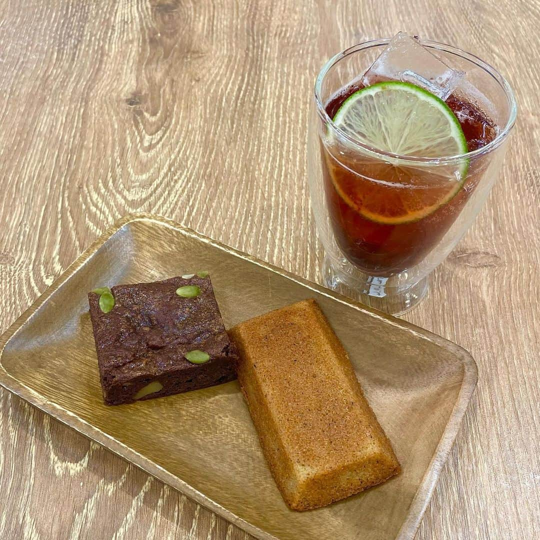 東京ベルエポック製菓調理専門学校のインスタグラム：「🧁☕️ホテルサービス＆フードビジネス科🥯🍹 8/20(日)オープンキャンパス ☕️あなたの知らないコーヒーの世界☕️ ということで、 スペシャルティコーヒーの飲み比べ、ドリップ、コーヒーカクテルと… コーヒーの新しい扉を体験頂きました✨ 美味しいコーヒーって素晴らしいと改めて感じました！！😆  #東京ベルエポック製菓調理専門学校  #カフェ　#おしゃれカフェ　#カフェビジネス科　#バリスタ　#カフェスタッフ　#日々の暮らし　#手作り　#手作りお菓子　#手作りご飯　#おうちおやつ　#おうちカフェ　#カフェ好きと繋がりたい  #カフェスタグラム  #カフェ部  #コーヒー #西葛西  #専門学校 #学内実習  #カフェ開業  #カフェスイーツ　#おやつ部　#洋菓子  #焼菓子  #東京　#江戸川区　#カフェプロデュース」