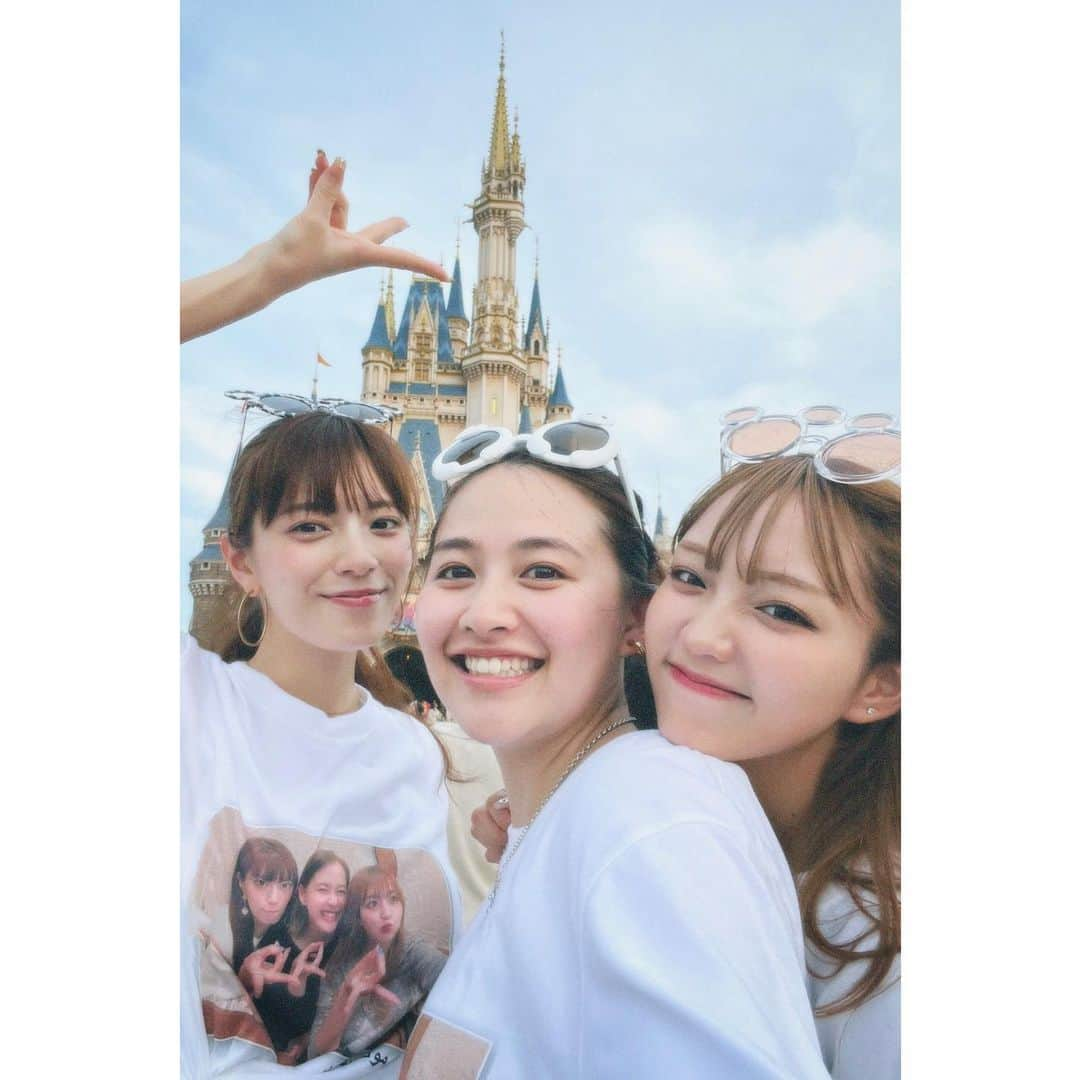 ねおのインスタグラム：「🤍🏰🤍  つむちとゆかちとディズニー🐭🌳🩵  お誕生日のお祝いで2人からの幸せすぎるプレゼントでした…🥲本当にいつもありがとう！！💛  ♡お姉様2人LOVE♡  ちなみによく聞かれるディズニーで好きなキャラクターは『フィガロです🐈‍⬛』」