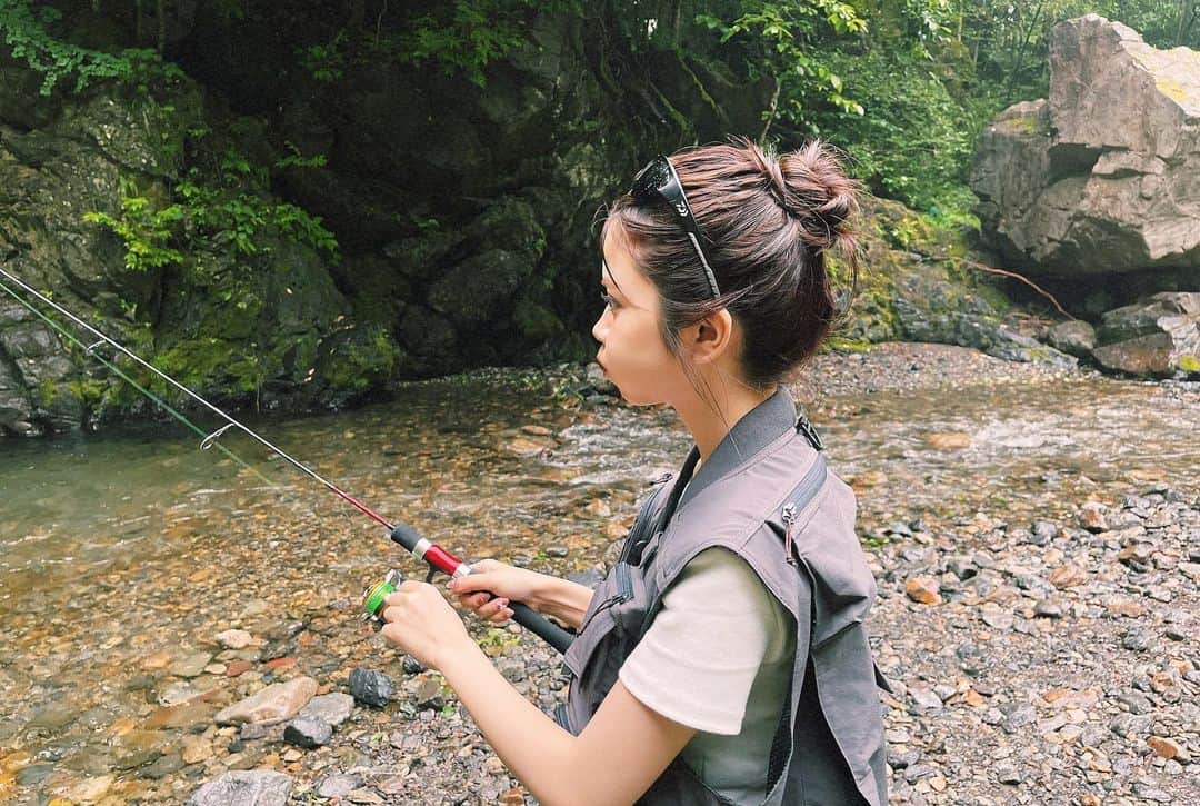 高梨優佳さんのインスタグラム写真 - (高梨優佳Instagram)「JELLY 10月号  オフショット 🦉🤍  上野村で釣りに挑戦したよ 〰️ 最後の方の写真は 釣れなくて怒ってる😡笑  でもそのあと釣れてめちゃくちゃ楽しかった🐟 釣りまたしたーーーーい！」8月22日 18時33分 - yukaaa0721xx