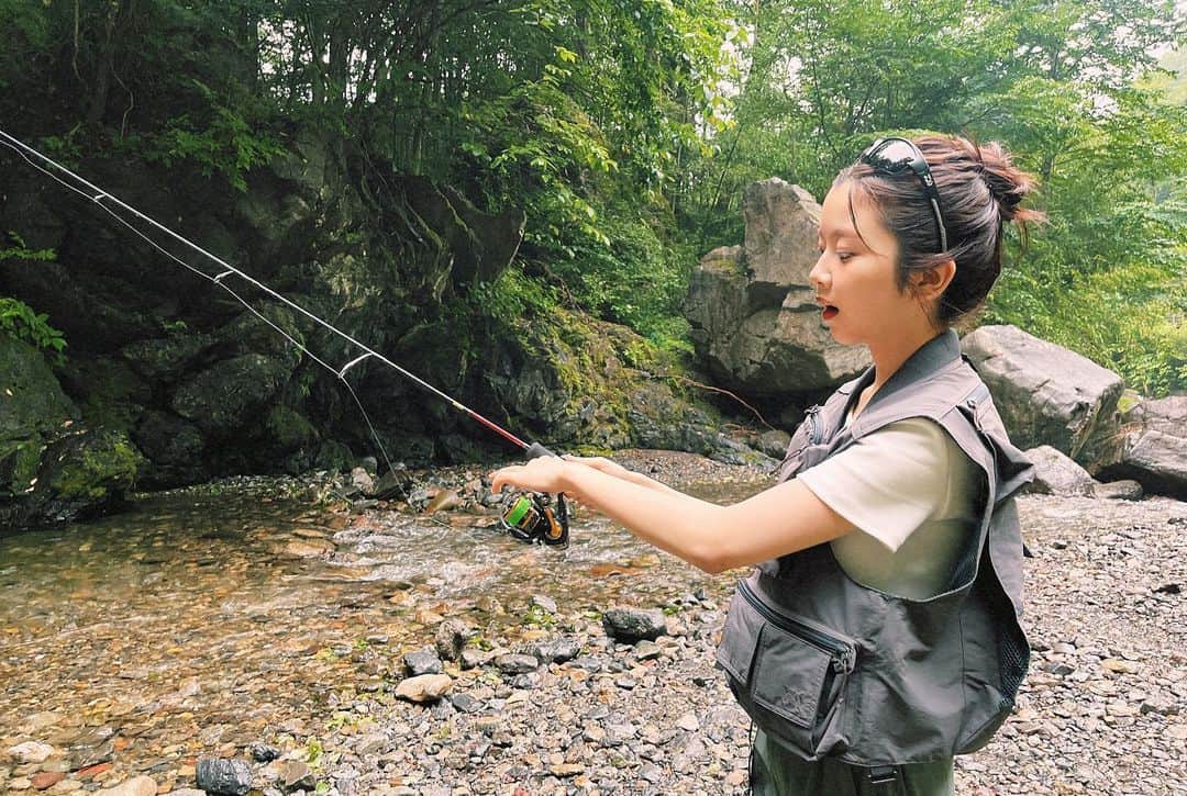 高梨優佳さんのインスタグラム写真 - (高梨優佳Instagram)「JELLY 10月号  オフショット 🦉🤍  上野村で釣りに挑戦したよ 〰️ 最後の方の写真は 釣れなくて怒ってる😡笑  でもそのあと釣れてめちゃくちゃ楽しかった🐟 釣りまたしたーーーーい！」8月22日 18時33分 - yukaaa0721xx