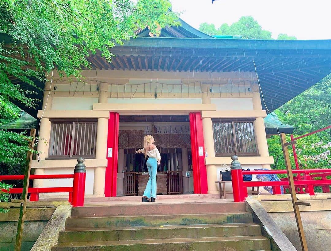 でいじーのインスタグラム：「金刀比羅神社⛩✨️  神社ついたら雨激しくなったから歓迎されたね♡♡  #徳島#日本#japan #徳島県#神社#金刀比羅神社 #神社巡り#御朱印#御朱印帳 #御朱印集め#神聖#歓迎#神様#鳥居#ご利益#ご利益ありますように #🫶🏻❤️」