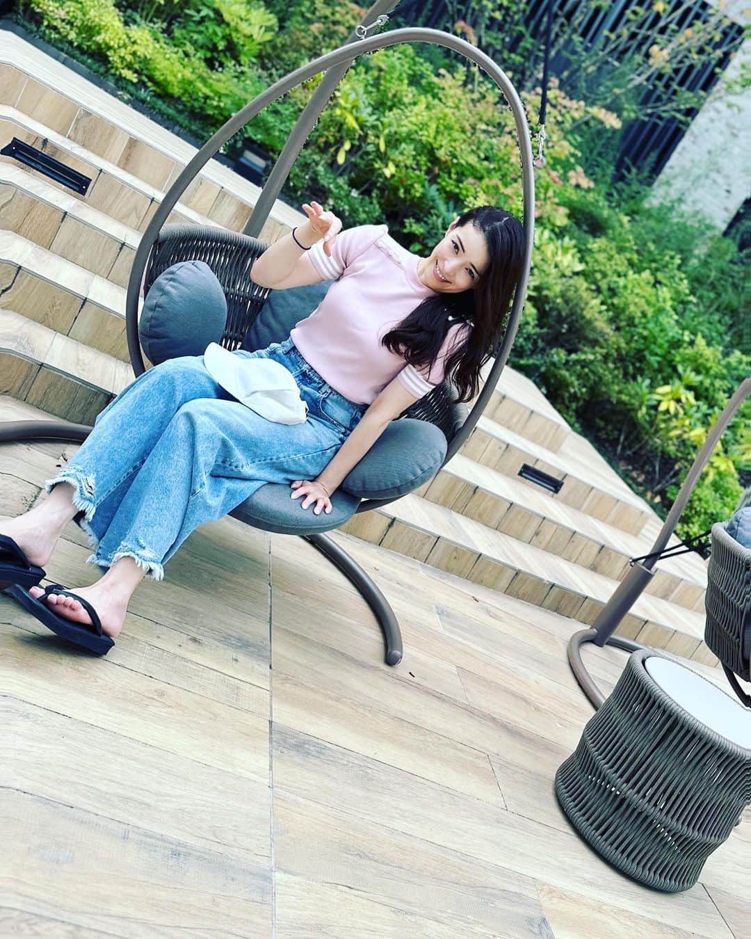 知念里奈のインスタグラム：「新学期の準備が気になってきた今日この頃。 残暑見舞い申し上げます♡  🌳🌱🐞🐝🏊🏻👼📸🫶」