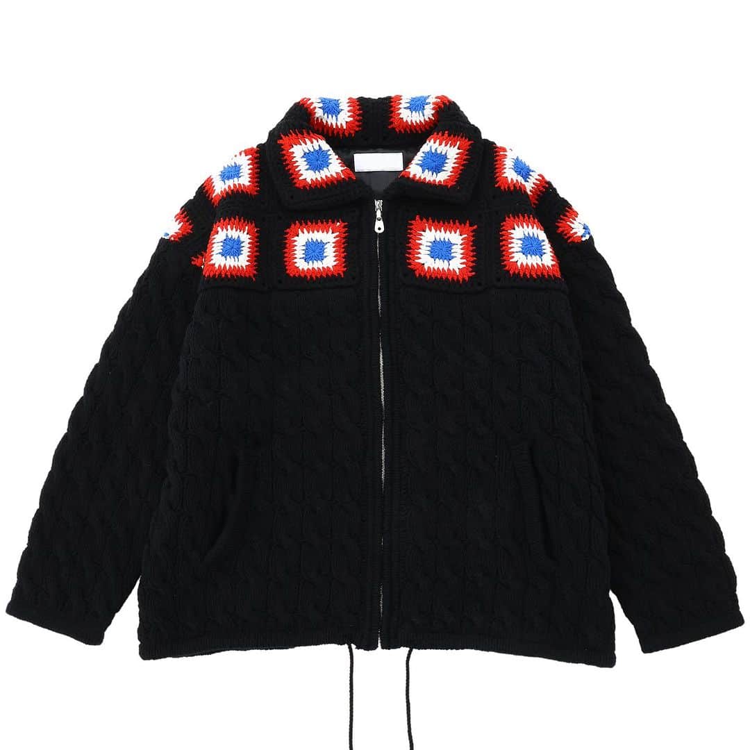 NEONSIGNのインスタグラム：「#NEONSIGN ｜ Crochet Knit Collection  クロシェパターンが鮮やかな手編みのクルーネックセーター。連続したクロシェパターンに卓越したクラフトマンシップが宿るアイコニックな逸品。  #MMMMMMWMMM #ASUKAHAYASHI」