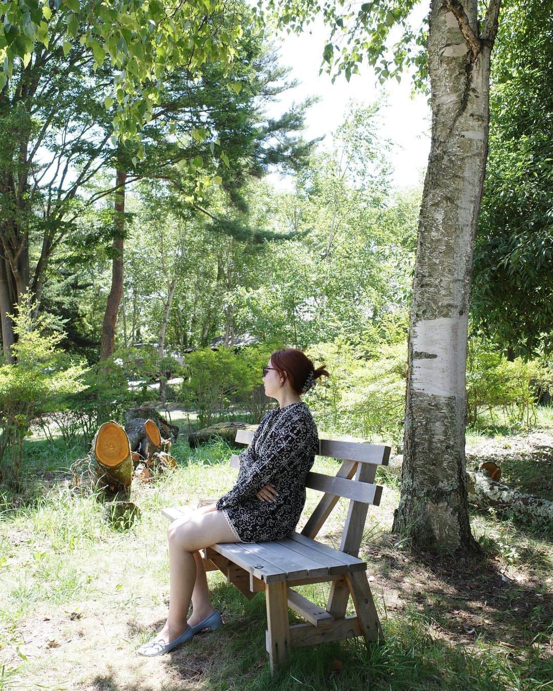 石井リナのインスタグラム：「自然の多いところ（海より森とか山派）に住みたいなあ🌲  窓から木々が見えたり、素敵なランドスケープのある場所に。  素敵な家を見つけても、猫NGということが本当に！多くて、やはり作ってしまうほかないんだろうね、と最近は思ってます。」