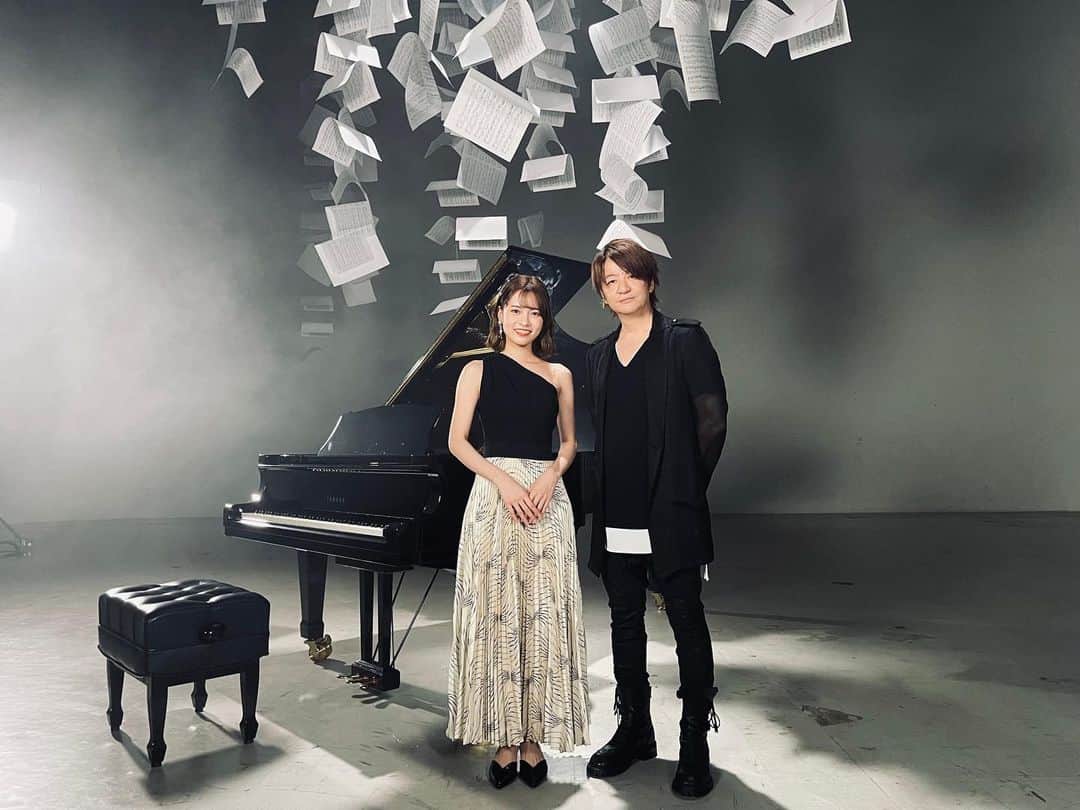新條由芽のインスタグラム：「. GLAY 「Pianista」 ミュージックビデオに出演させていただきました！  配信は25日20:30より。  それに伴い、25日20時〜HISASHIさんのインスタライブにゲスト出演することになりました！ 緊張する…🥹  MVの見どころや撮影についてお話できればと思っております！  お楽しみに…♪」