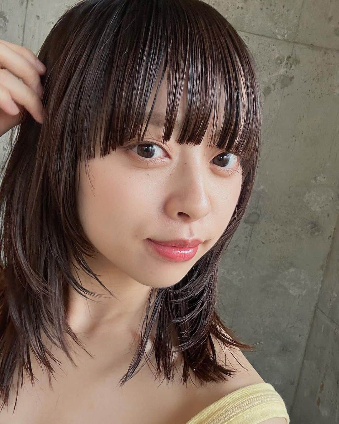 伊藤寧々のインスタグラム：「ㅤㅤㅤㅤㅤㅤㅤㅤㅤㅤㅤㅤㅤ 久しぶりの投稿になってしまいました…！ ハイジの全国ツアーも真っ只中。 体力が必要な季節ですが元気にやっています☺️✨  ㅤㅤㅤㅤㅤㅤㅤㅤㅤㅤㅤㅤㅤ ㅤㅤㅤㅤㅤㅤㅤㅤㅤㅤㅤㅤㅤ 最近見つけたロムアンドの #グラスティングメルティングバーム   私、合わないものをつけるとポロポロしてきちゃうんだけどこれは一日中つけていて全く皮むけが無くて物凄く良かったのでご紹介するね💄 ㅤㅤㅤㅤㅤㅤㅤㅤㅤㅤㅤㅤㅤ 色味は 06 Kaya Fig 2枚目の写真の通りめちゃくちゃ発色が良くて、そのままの色が唇にぴたっと乗ってくれる感じ。 もちっとした唇になってくれるから時間が経っても乾いた感じがしなくて本当に好きな質感だった…🥺 ㅤㅤㅤㅤㅤㅤㅤㅤㅤㅤㅤㅤㅤ ティントじゃないから塗り直しは必須だけどおすすめです☺️✨  今日も一日お疲れ様でした！  #ねねこすめ #リップバーム #ロムアンド #おすすめコスメ」