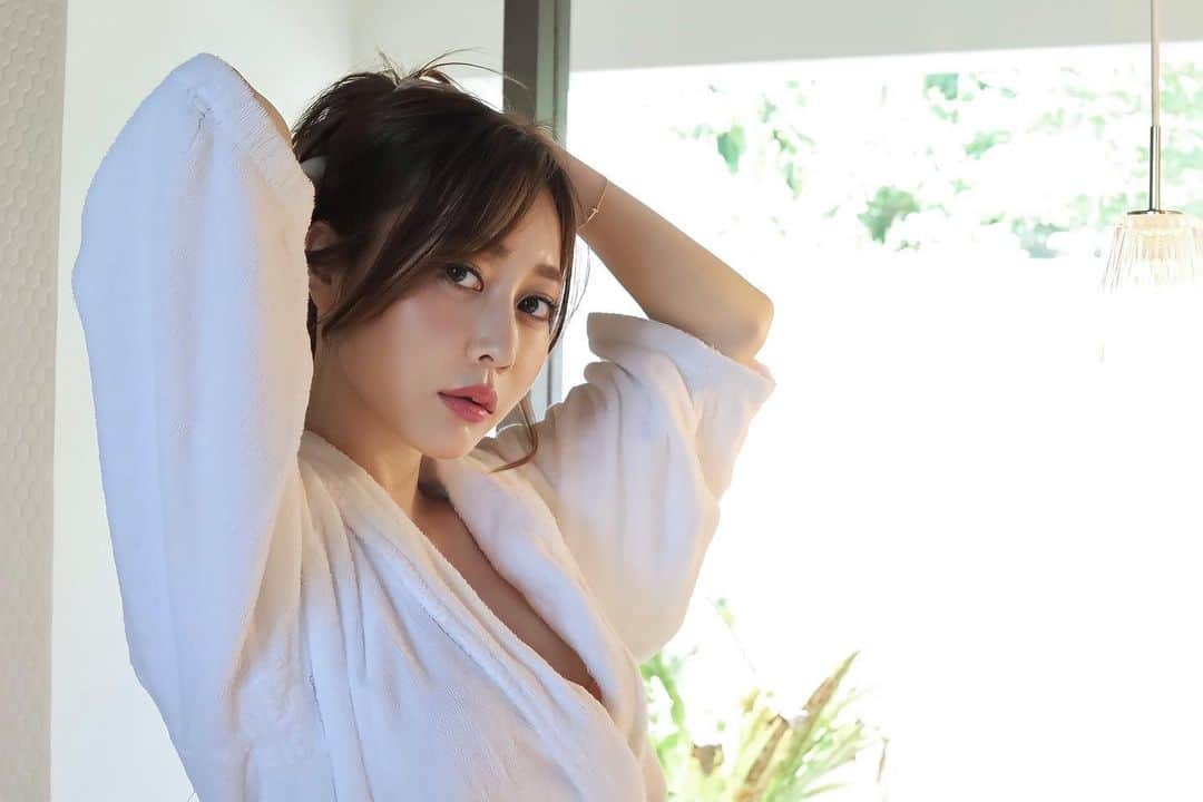 白井ゆかりのインスタグラム：「🫦  photo @alohanetworkjapan    #portraitmood #portraitmodel #バスローブ」