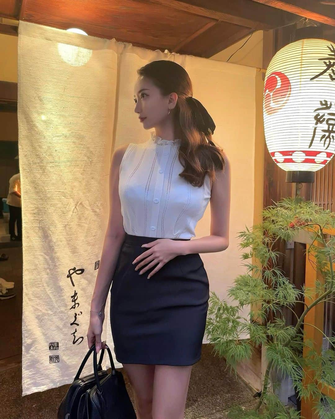 山下舞のインスタグラム：「OLっぽいスタイル気に入った🩶  ⁡ ⁡ #京都グルメ#京都やまぐち#予約困難店#食記#食べログ #グルメスタグラム#日本食#高級食材#コース料理 #祇園四条#ファッション#メイク#ヘアスタイル #美食#美容#美意識#エステ#ネイル#トレーニング」
