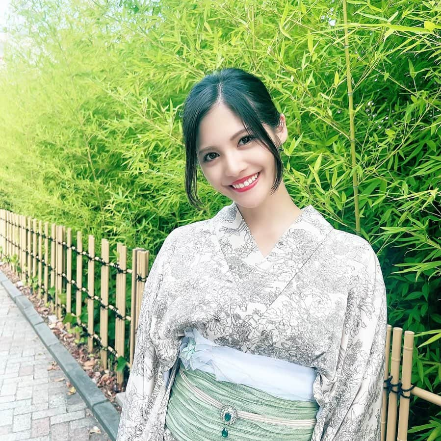 美沙玲奈のインスタグラム：「念願の浴衣撮影会👘✨  数カ月おきに個人撮影会を開催させて頂いているのですが、今回は初の浴衣姿。 普段が黒系ばかりなので思い切って白に挑戦🤍  有り難いことにいつも満枠で会いに来て下さり感謝です🤝  真夏で暑い中1日外だったのもあり、来る度に多様な熱中症対策グッズを授けて頂けたおかげでラストまで元気に駆け抜けれました✊🏻❤️‍🔥本当に皆さん、いつも優しく紳士で素敵な方ばかりです🌻  1枠50分間という短く限られた時間の中で、いかに楽しんでもらえるか、良い時間に出来るか💭試行錯誤ではありますが、帰り際に皆さんが笑顔なので私も嬉しいです😌🍀  こうやって会える機会があるからこそ 私も美意識を保てているかもしれません🤭  又の機会がありましたら宜しくお願い致します📸✨  #8月 #撮影会 #浴衣 #浴衣女子 #浅草」