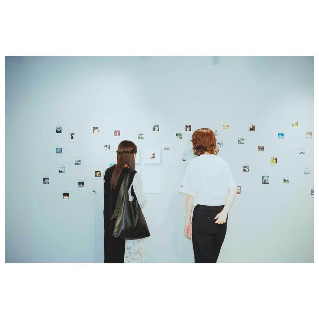 のインスタグラム：「“往復写簡 from 日比美思×木下昂一” お邪魔してきました🕊🤍  美思さんの365日をぎゅっと詰め込んだ空間で、何気ない瞬間だったり、ふとした表情がチェキの中に残っていてどれも素敵でした✨  四季を感じられて時間を共有してもらっているような気分で、あれ、今写真と会話してる？！楽しい！となり、しっかり2周させて頂きました笑  2、3年ぶりに写真家の木下さんにお会いできたのも超嬉しかったです、、！ 木下さんは撮る人の良さを存分に引き出し、エモすぎる写真を撮る天才です。！！！！  29日まで新宿 北村写真機店にて展示中みたいです！美思さんもいらっしゃる日あるので会えるチャンスですよ〜❤️‍🔥❤️‍🔥」