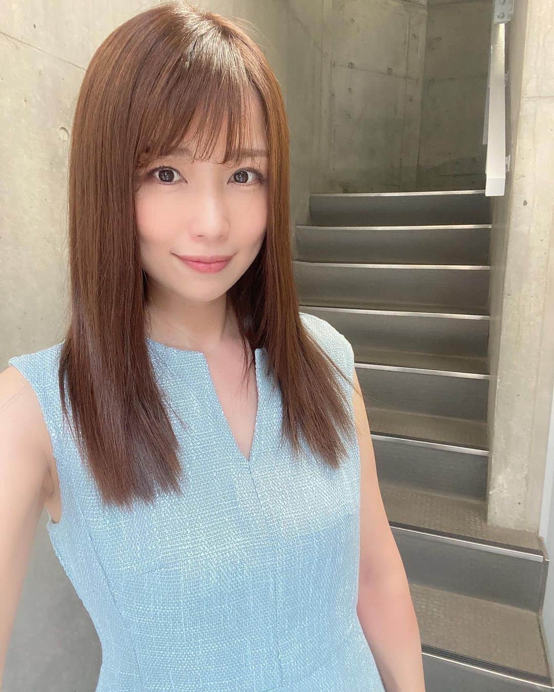 道岡桃子のインスタグラム：「今日はストレートヘア🥰  顔のお肉を隠します🫢笑  #ストレートヘア #ストレートアイロン #ワンピース #ワンピースコーデ #アナウンサー #SHEIN #SHEINforAll #ad #onepiece one piece→ sz2303138377732335 coupon→momoko1520」