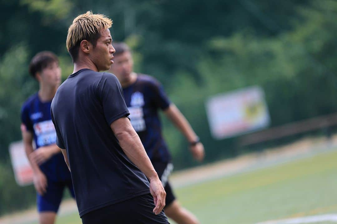 カマタマーレ讃岐さんのインスタグラム写真 - (カマタマーレ讃岐Instagram)「📸 #本田圭佑 選手 練習参加 Training Photos 8/22  #米山篤志 監督、#竹内彬 強化部長とは久しぶりの再会🙌  誰よりも真剣に、 全力で取り組んでくれています🔥  #カマタマーレ讃岐 #ALLFORSANUKI」8月22日 18時45分 - kamatama_kouhou