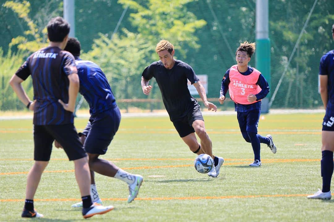 カマタマーレ讃岐さんのインスタグラム写真 - (カマタマーレ讃岐Instagram)「📸 #本田圭佑 選手 練習参加 Training Photos 8/22  #米山篤志 監督、#竹内彬 強化部長とは久しぶりの再会🙌  誰よりも真剣に、 全力で取り組んでくれています🔥  #カマタマーレ讃岐 #ALLFORSANUKI」8月22日 18時45分 - kamatama_kouhou