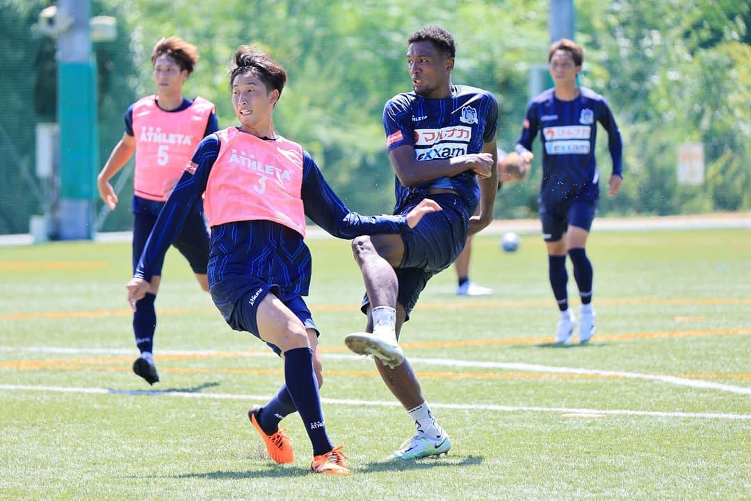 カマタマーレ讃岐さんのインスタグラム写真 - (カマタマーレ讃岐Instagram)「📸 #本田圭佑 選手 練習参加 Training Photos 8/22  #米山篤志 監督、#竹内彬 強化部長とは久しぶりの再会🙌  誰よりも真剣に、 全力で取り組んでくれています🔥  #カマタマーレ讃岐 #ALLFORSANUKI」8月22日 18時45分 - kamatama_kouhou