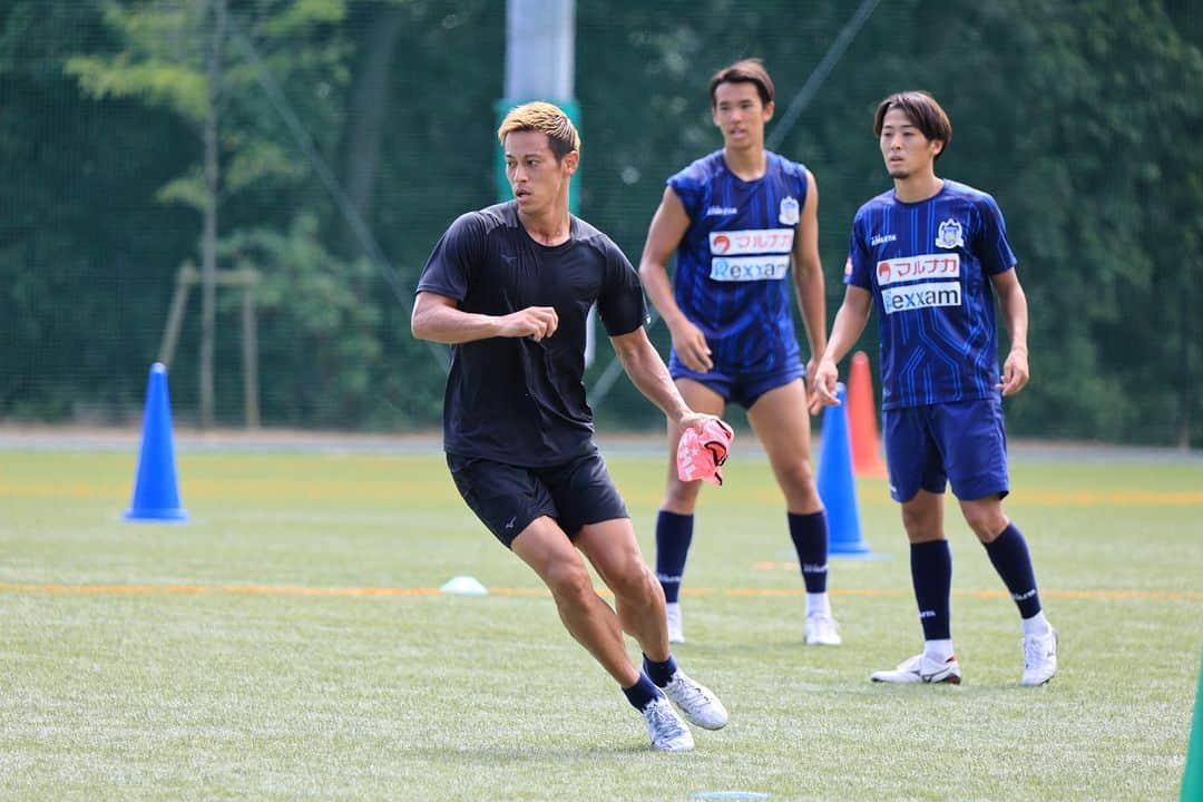 カマタマーレ讃岐さんのインスタグラム写真 - (カマタマーレ讃岐Instagram)「📸 #本田圭佑 選手 練習参加 Training Photos 8/22  #米山篤志 監督、#竹内彬 強化部長とは久しぶりの再会🙌  誰よりも真剣に、 全力で取り組んでくれています🔥  #カマタマーレ讃岐 #ALLFORSANUKI」8月22日 18時45分 - kamatama_kouhou