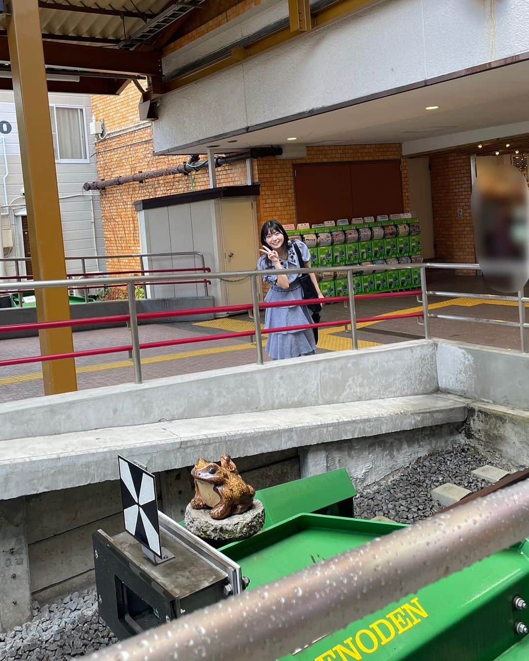 ANGERMEさんのインスタグラム写真 - (ANGERMEInstagram)「.  川名凜です！  姉ふたりと私の3人で鎌倉へ遊びに行きました！  食べ物も景色も素敵なところばかりで、 自然をたっぷり堪能できて幸せでした💗  江ノ電の鎌倉駅で仲間も見つけたよ🐸😎  また行きたいですー！！  (湿気で髪の毛ぱやぱや😣)  #鎌倉  #江ノ島  #江ノ電 #乗ったよ🚃  #🐸」8月22日 18時45分 - angerme_official