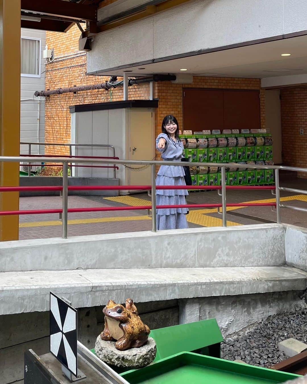ANGERMEさんのインスタグラム写真 - (ANGERMEInstagram)「.  川名凜です！  姉ふたりと私の3人で鎌倉へ遊びに行きました！  食べ物も景色も素敵なところばかりで、 自然をたっぷり堪能できて幸せでした💗  江ノ電の鎌倉駅で仲間も見つけたよ🐸😎  また行きたいですー！！  (湿気で髪の毛ぱやぱや😣)  #鎌倉  #江ノ島  #江ノ電 #乗ったよ🚃  #🐸」8月22日 18時45分 - angerme_official