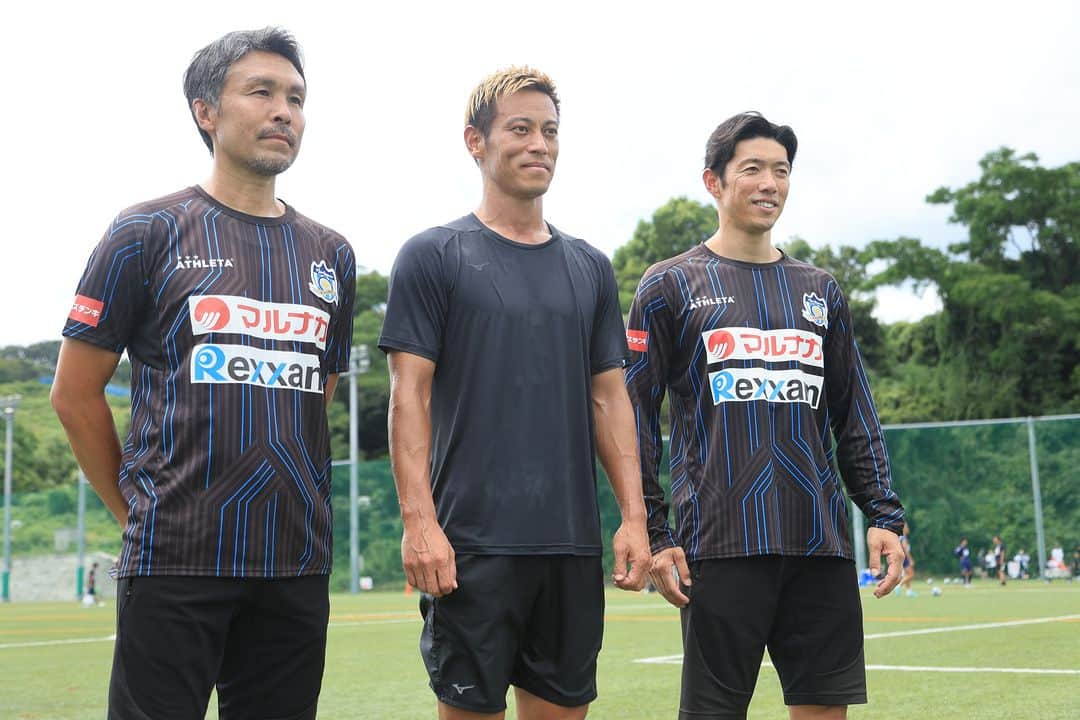 カマタマーレ讃岐のインスタグラム：「📸 #本田圭佑 選手 練習参加 Training Photos 8/22  #米山篤志 監督、#竹内彬 強化部長とは久しぶりの再会🙌  誰よりも真剣に、 全力で取り組んでくれています🔥  #カマタマーレ讃岐 #ALLFORSANUKI」