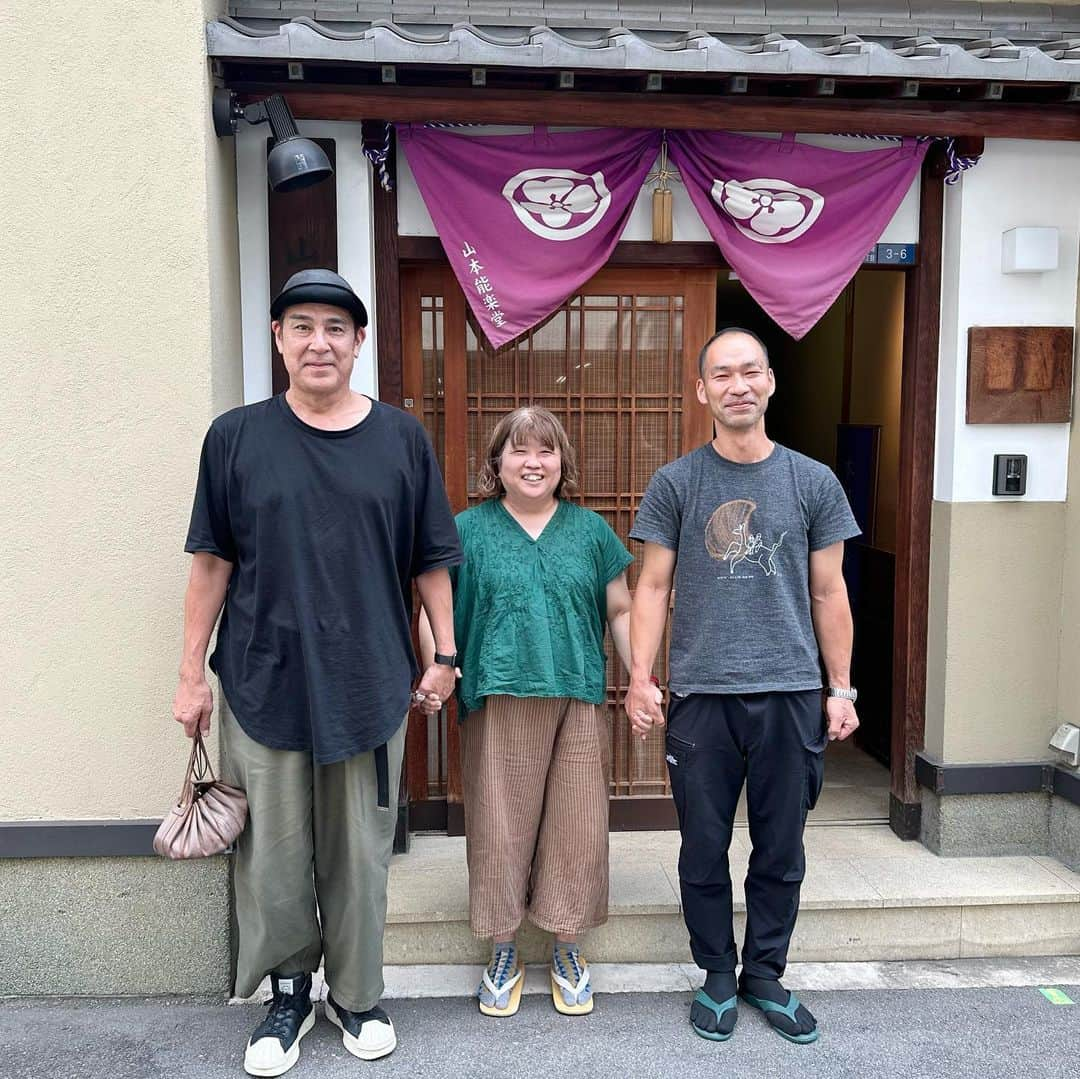 宇梶剛士さんのインスタグラム写真 - (宇梶剛士Instagram)「誕生日の時はいっぱ〜〜〜いの✨おめでとう✨をありがとうございました🩷イヤイライケレ🩷  大阪に来たんだ。新歌舞伎座での隠し砦の三悪人の公演のためにさ。 早めに着いたから、20年前に大阪で舞台『大胸騒ぎ』の稽古をしていた時に、旭区の芸術創造館の真ん前にある欧風料理イスタンブールにほぼ毎日通い、必ず注文をしていただいていたトルコライスを食べに急行したら……でたぁ💦自分あるあるの定休日〜でございました😂 その悲しみを、当時制作で世話になりまくって以来兄妹のようになった歩に伝えるべく、山本能楽堂に向かった。一緒に大胸騒ぎで舞台に立ったゴリもいて、3人でカレーライスをいただきながら近況報告合戦と、想い出話もね。そして昨日食べたことはすっかり忘れて、今日もいただきました、マドラスカレーのカキフライ乗せ。おっ💦10年ぶりに来られた新歌舞伎座のことがまだ出てきませんが、またお次ですな🍀  #隠し砦の三悪人 #新歌舞伎座 #上川隆也 #風間俊介 #六角精児 #佐藤アツヒロ #小林由依 #宇梶剛士 #高木トモユキ #平田裕一郎 #北村由海 #前田悠雅 #両國宏 #渡辺翔 #欧風料理イスタンブール #トルコライス #山本能楽堂 #マドラスカレー日本橋店」8月22日 18時47分 - ukajiii