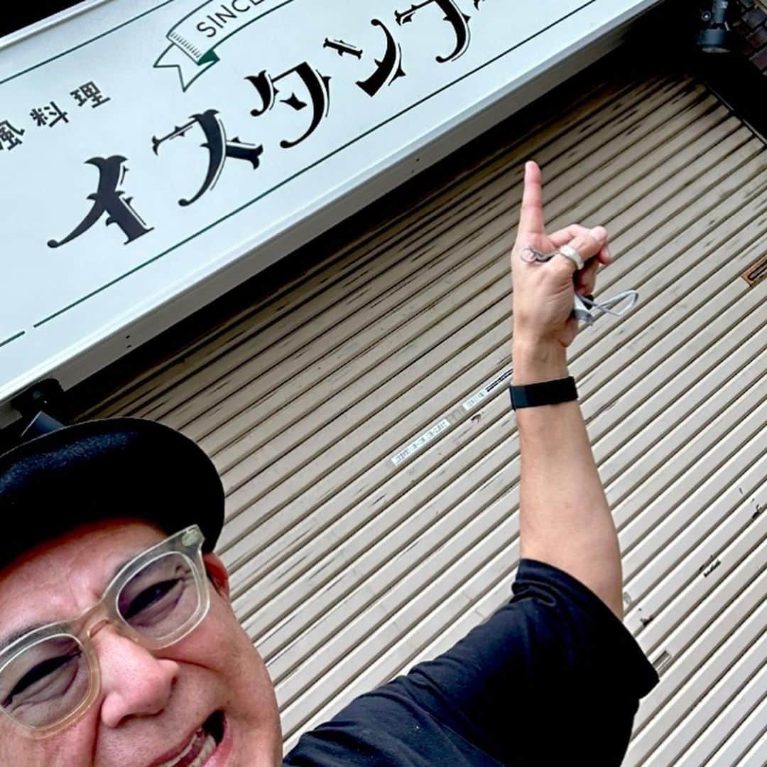 宇梶剛士さんのインスタグラム写真 - (宇梶剛士Instagram)「誕生日の時はいっぱ〜〜〜いの✨おめでとう✨をありがとうございました🩷イヤイライケレ🩷  大阪に来たんだ。新歌舞伎座での隠し砦の三悪人の公演のためにさ。 早めに着いたから、20年前に大阪で舞台『大胸騒ぎ』の稽古をしていた時に、旭区の芸術創造館の真ん前にある欧風料理イスタンブールにほぼ毎日通い、必ず注文をしていただいていたトルコライスを食べに急行したら……でたぁ💦自分あるあるの定休日〜でございました😂 その悲しみを、当時制作で世話になりまくって以来兄妹のようになった歩に伝えるべく、山本能楽堂に向かった。一緒に大胸騒ぎで舞台に立ったゴリもいて、3人でカレーライスをいただきながら近況報告合戦と、想い出話もね。そして昨日食べたことはすっかり忘れて、今日もいただきました、マドラスカレーのカキフライ乗せ。おっ💦10年ぶりに来られた新歌舞伎座のことがまだ出てきませんが、またお次ですな🍀  #隠し砦の三悪人 #新歌舞伎座 #上川隆也 #風間俊介 #六角精児 #佐藤アツヒロ #小林由依 #宇梶剛士 #高木トモユキ #平田裕一郎 #北村由海 #前田悠雅 #両國宏 #渡辺翔 #欧風料理イスタンブール #トルコライス #山本能楽堂 #マドラスカレー日本橋店」8月22日 18時47分 - ukajiii