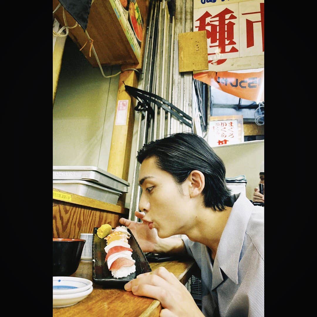 吉田知央のインスタグラム：「リキが築地で撮ってくれた写真達  どんだけ海鮮食べに行ってんだよ  舞台のマチソワ感なのに旅行きた感あって楽しかったです」