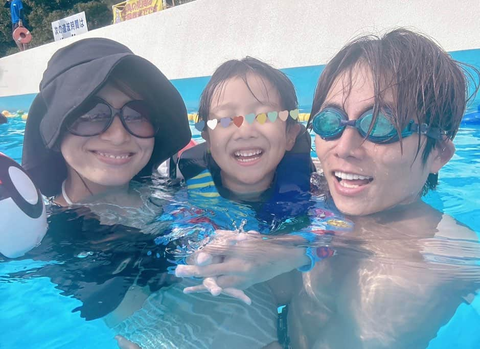 杉浦太陽のインスタグラム：「午後からのんびり家族でプール🏊✨✨  @sugiurataiyou_official  #家族プール #セイアの友だちも連れて #雨の合間をぬって川越へ #短時間プール遊び  #コアがだいぶ水が得意になった✨」